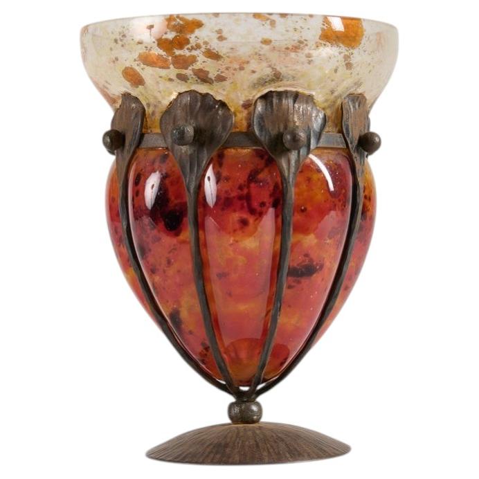 Charles Schneider, vaso in vetro soffiato in stile Art Déco e ferro battuto, Francia, 1925 circa