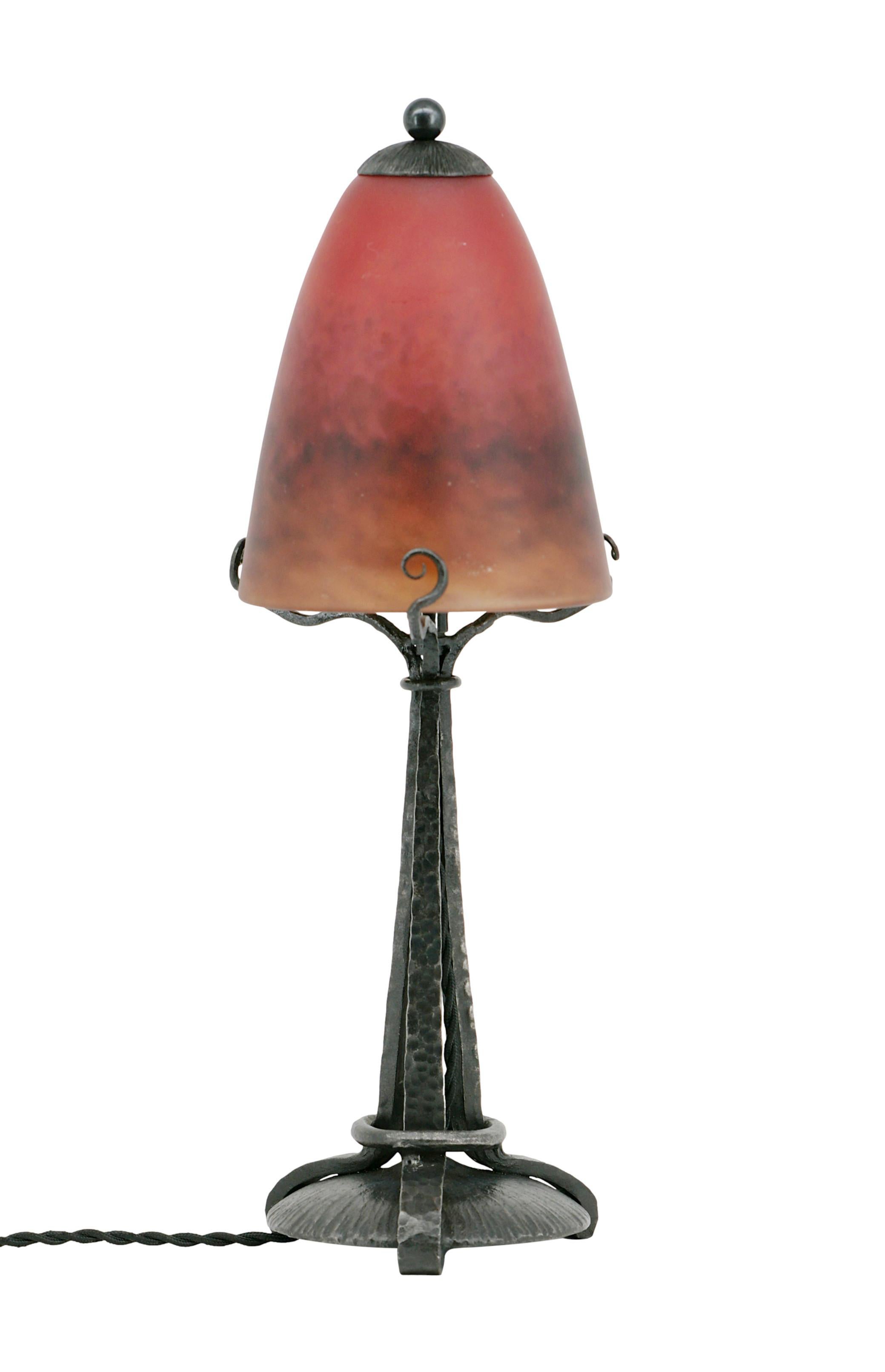 Esta elegante lámpara de sobremesa francesa Art Déco, diseñada por Charles Schneider, se fabricó en la cristalería Schneider de Épinay-sur-Seine, París, entre 1924 y 1928. Presenta una hermosa pantalla de cristal moteado, en la que el cristal