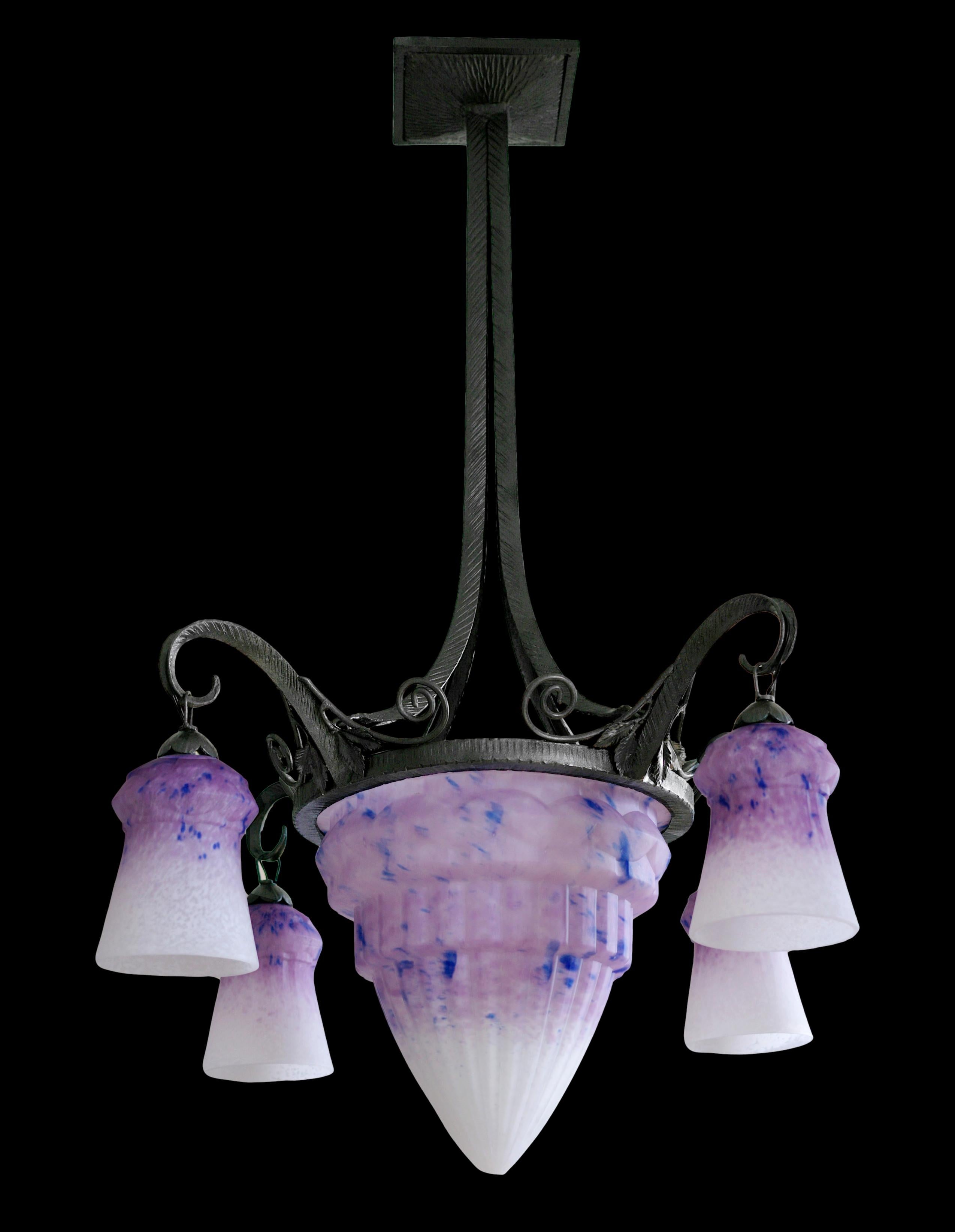 Lampadario Art Deco francese di Charles Schneider, Epinay-sur-Seine (Paris), 1920 ca. 1+4 grandi paralumi in vetro soffiato nello stampo, con polveri applicate tra due strati, che vengono appesi al loro raffinato supporto in ferro battuto. Altezza: