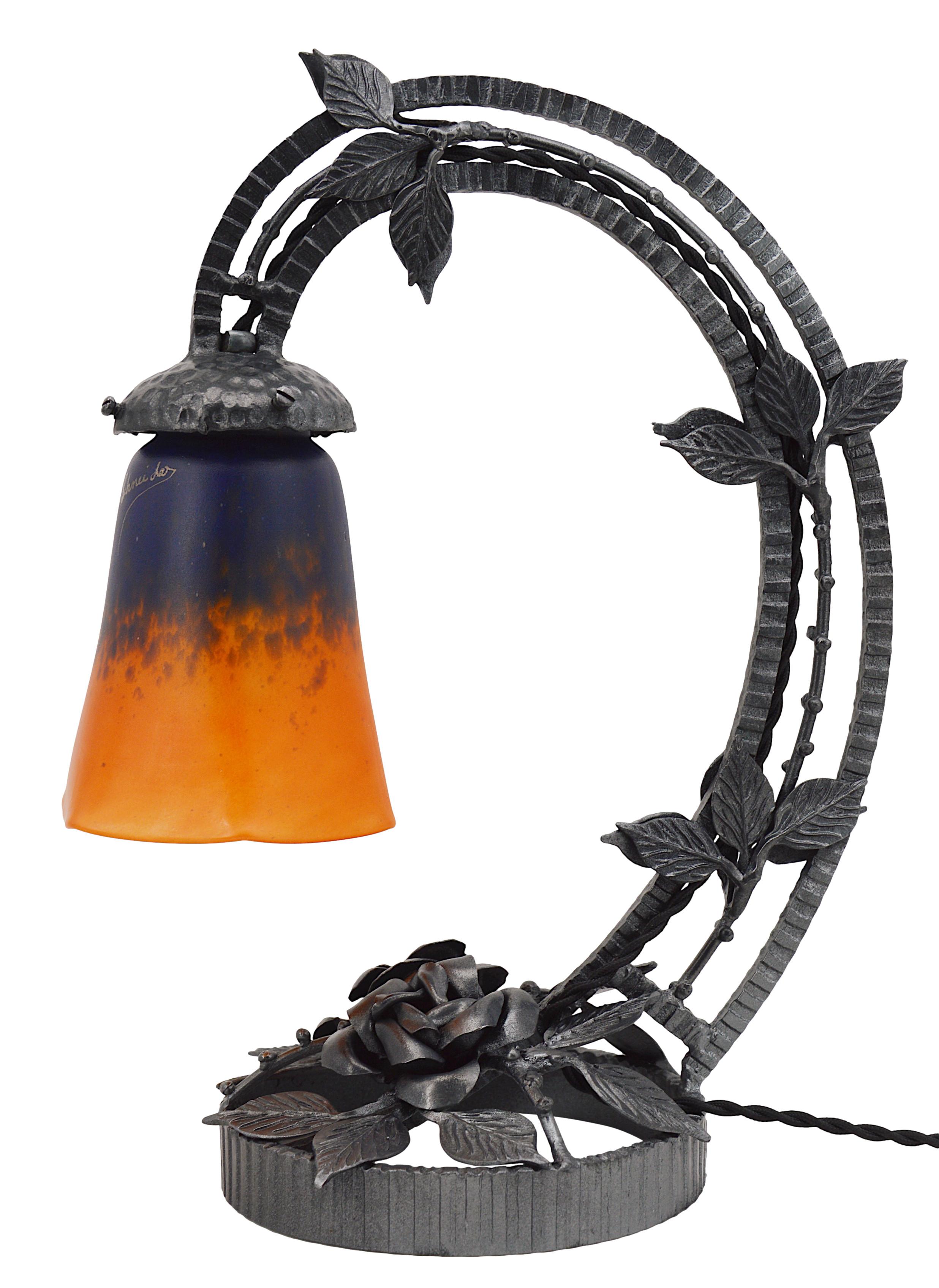 French Art Deco table lamp by Charles Schneider, Epinay-sur-Seine (Paris), 1910s. Mottled glass shade, powders are applied between two layers, that comes hung at its superb wrought-iron base. Height : 14