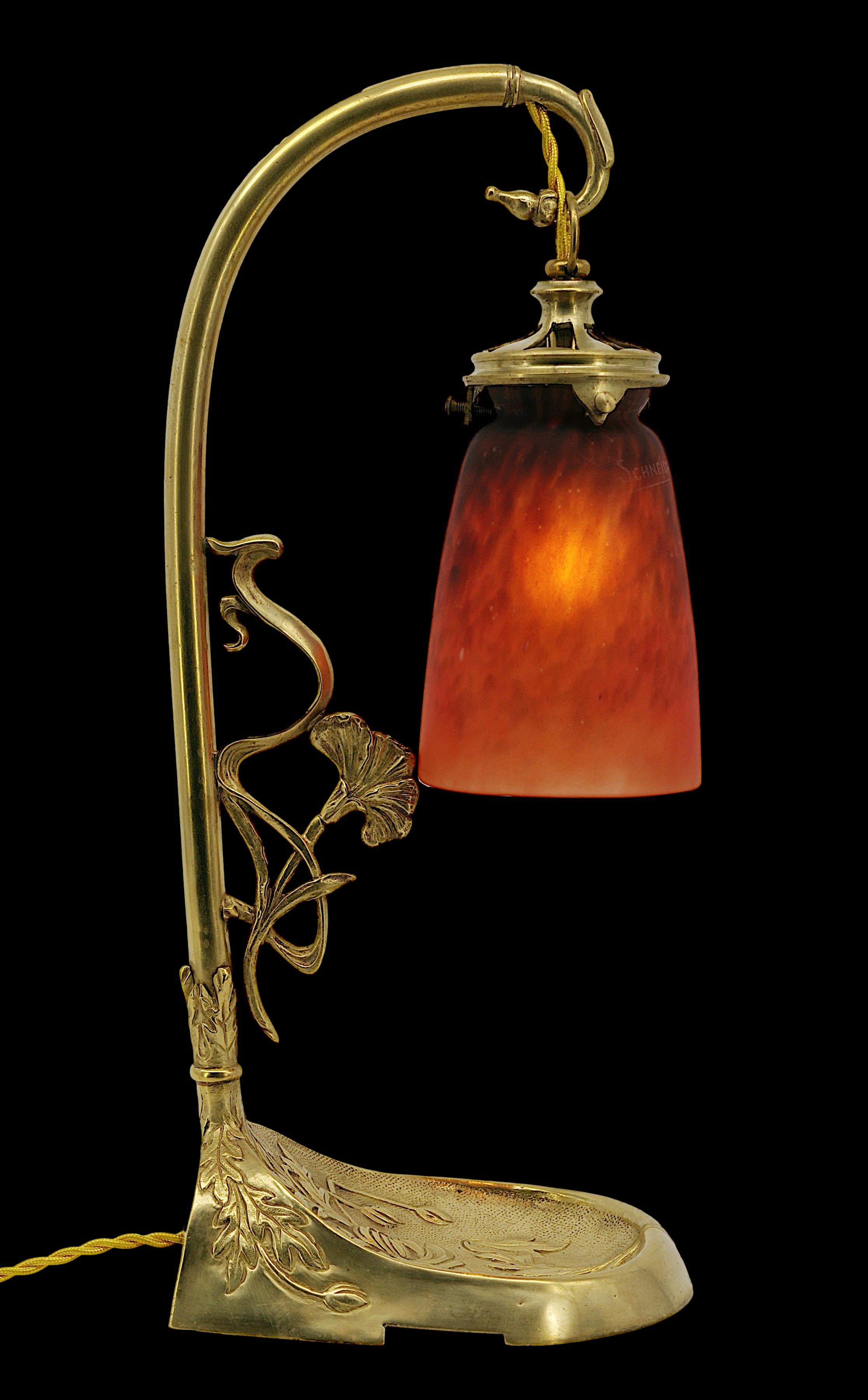French Art Deco table lamp by Charles Schneider, Epinay-sur-Seine (Paris), 1924-1928. Mottled glass shade, powders are applied between two layers that comes on its elegant solid bronze base. Height : 16.1