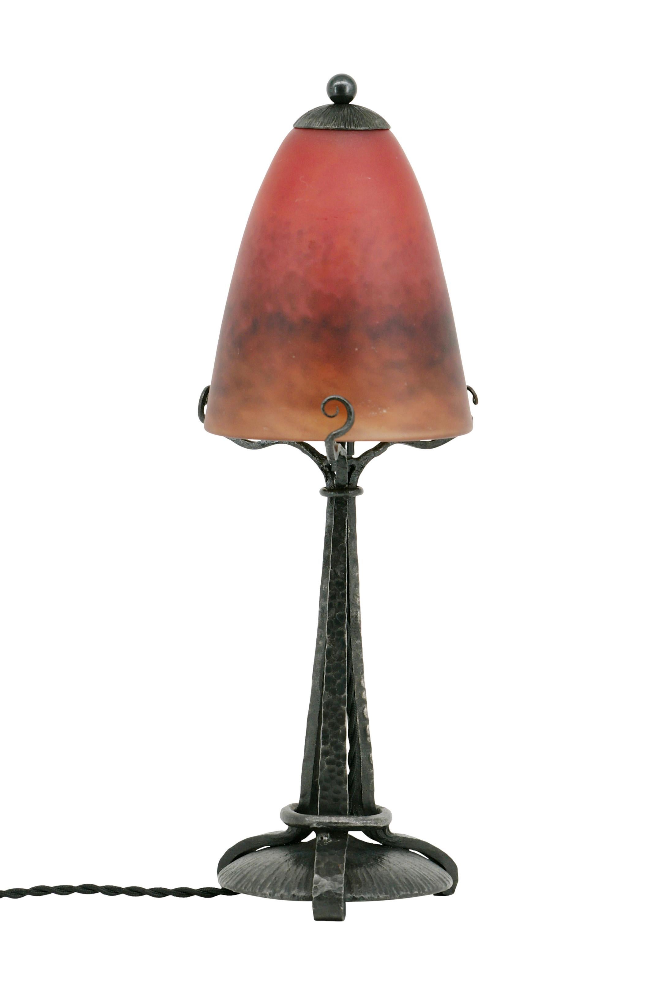 Lampe de table Art Déco française par Charles Schneider, Epinay-sur-Seine (Paris), 1924-1928. Abat-jour en verre tacheté, des poudres sont appliquées entre deux couches qui vient sur son élégante fixation en fer forgé. Hauteur : 39,5 cm, diamètre