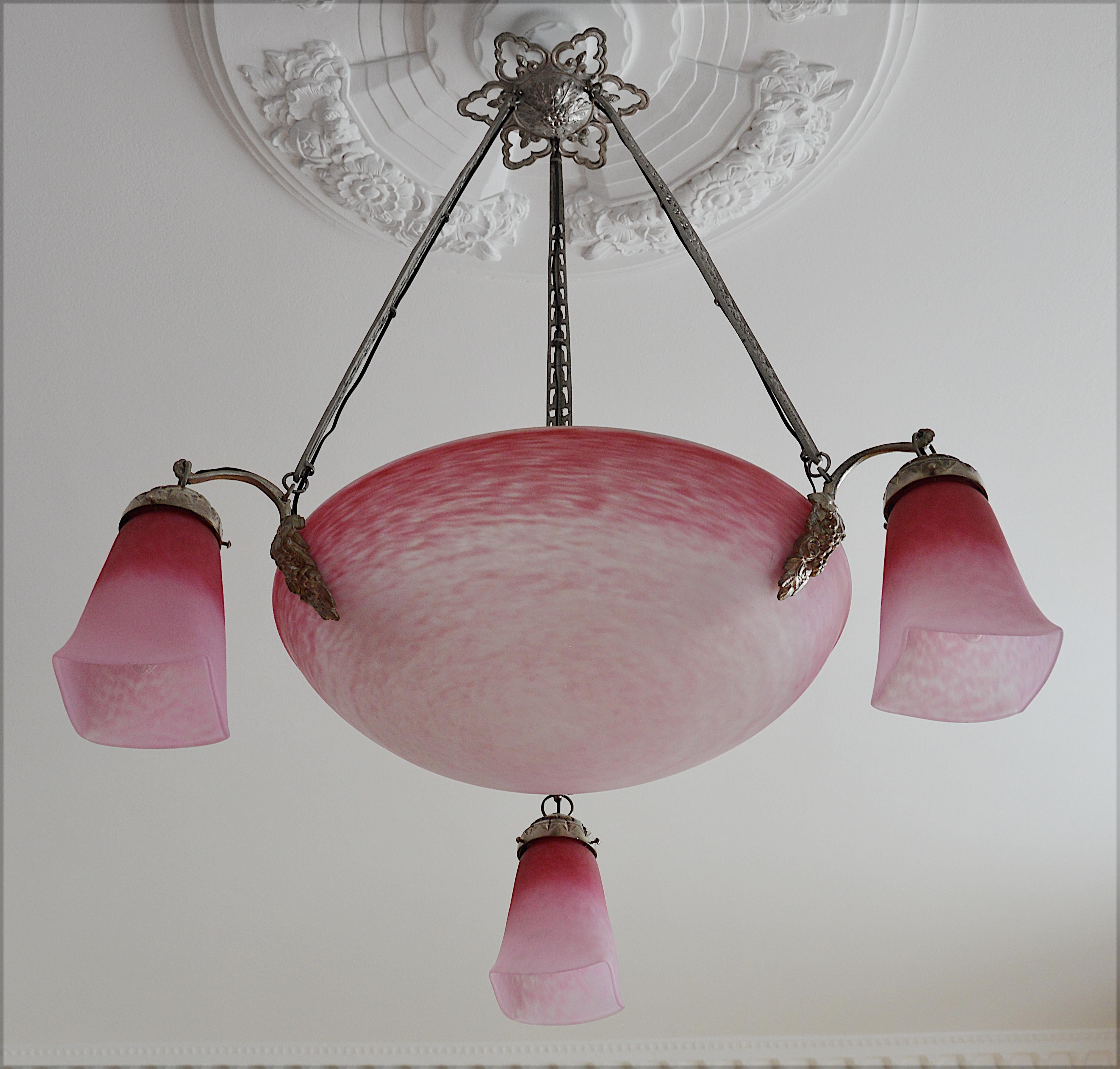 French Art Deco chandelier by Charles Schneider (Epinay-sur-Seine, Paris), France, 1924-1928. Mottled glass shades, powders are applied between two layers that comes hung at their original silver plated bronze fixture. Colors: Pink and white.