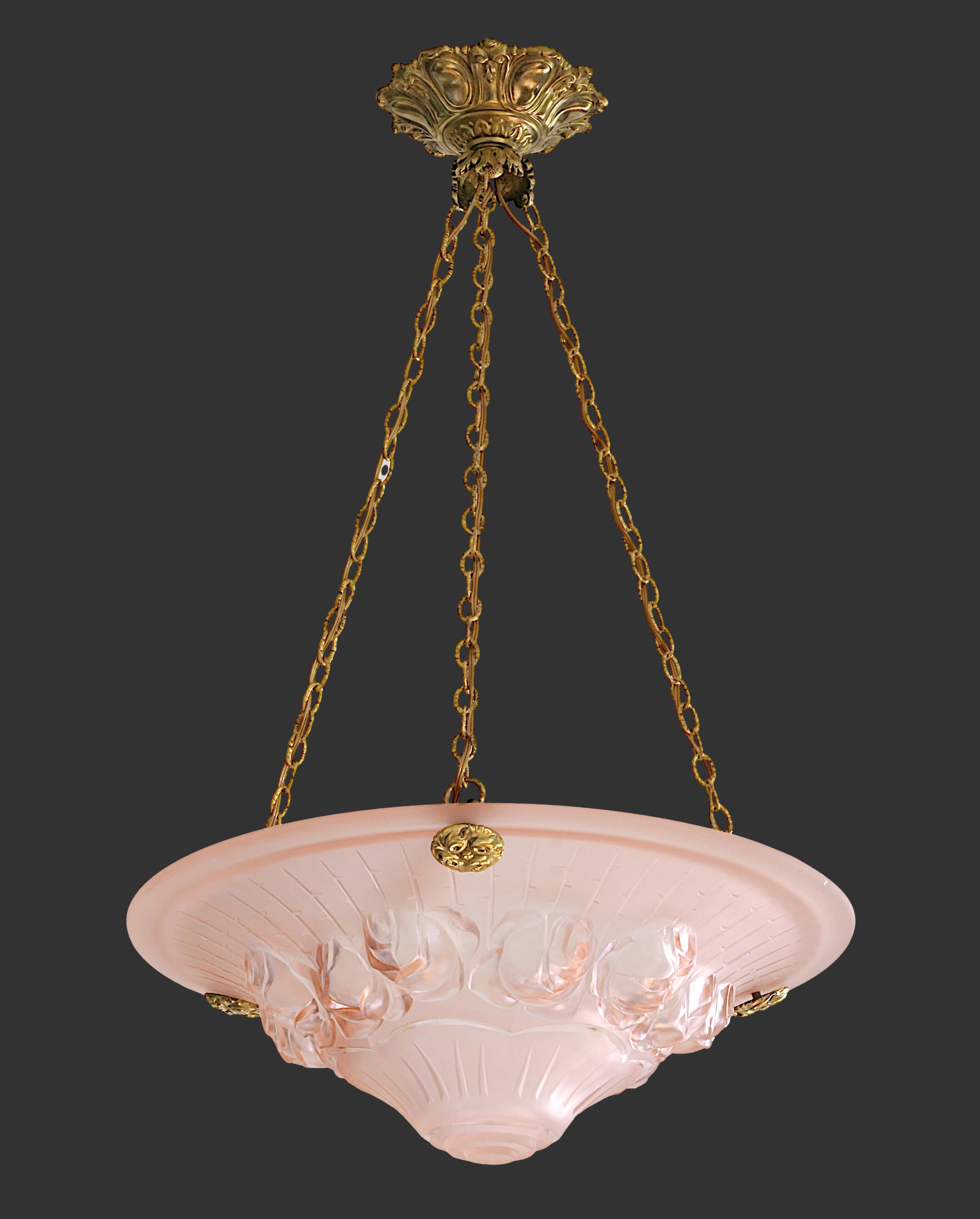 French Art Deco pendant chandelier by Charles Schneider, Epinay-sur-Seine (Paris), 1920s. Pink frosted molded glass and stamped brass. Height : 21.7