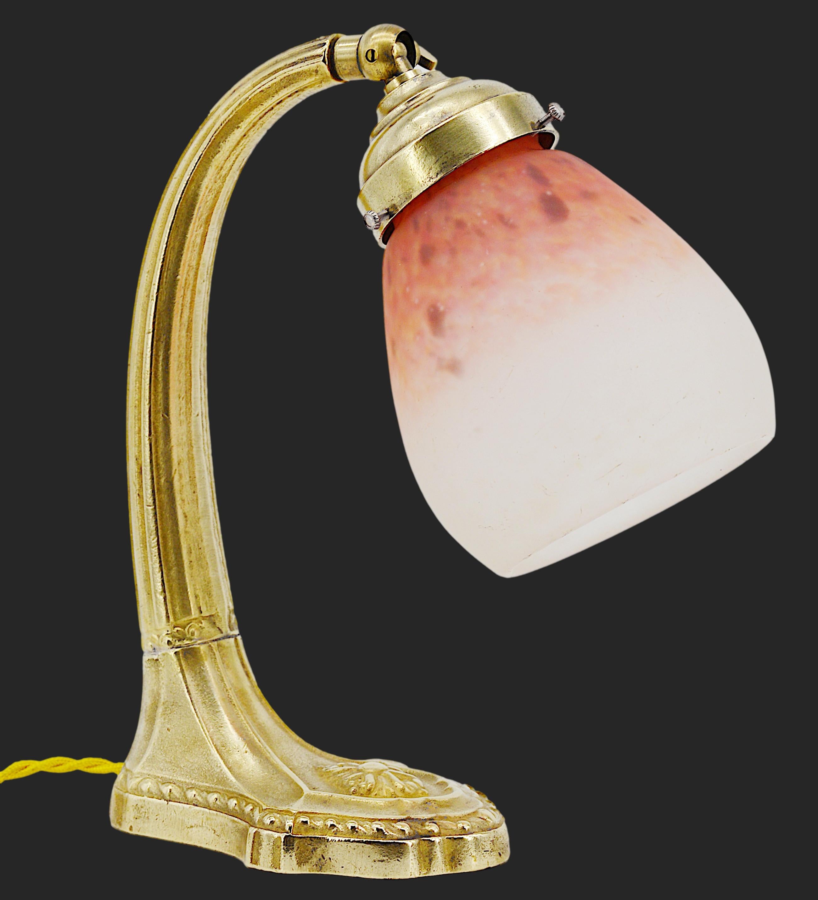 French Art Deco swiveling desk / table lamp by Charles Schneider (Epinay-sur-Seine, Paris), France, ca.1925. This blown molded glass shade made by Charles Schneider comes on its classy solid bronze base. The glass shade was made of blown double
