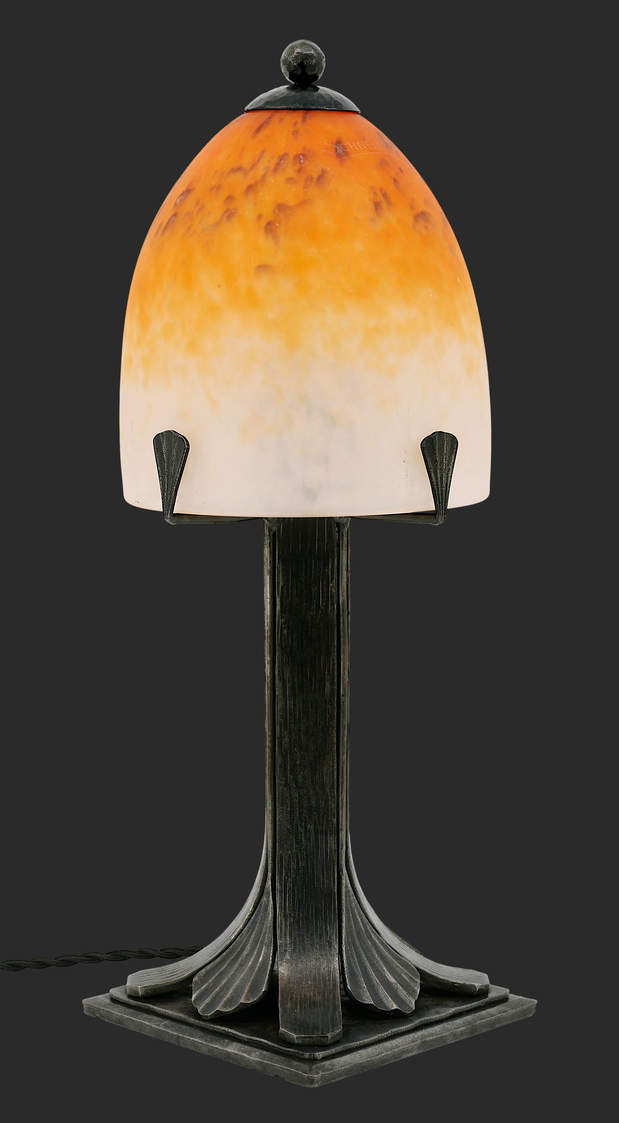 Lampe de table Art déco française par Charles Schneider (Epinay-sur-Seine, Paris), France, vers 1924-1928. Cet abat-jour en verre moulé soufflé, fabriqué par Charles Schneider, est monté sur une magnifique base en fer forgé. L'abat-jour en verre a