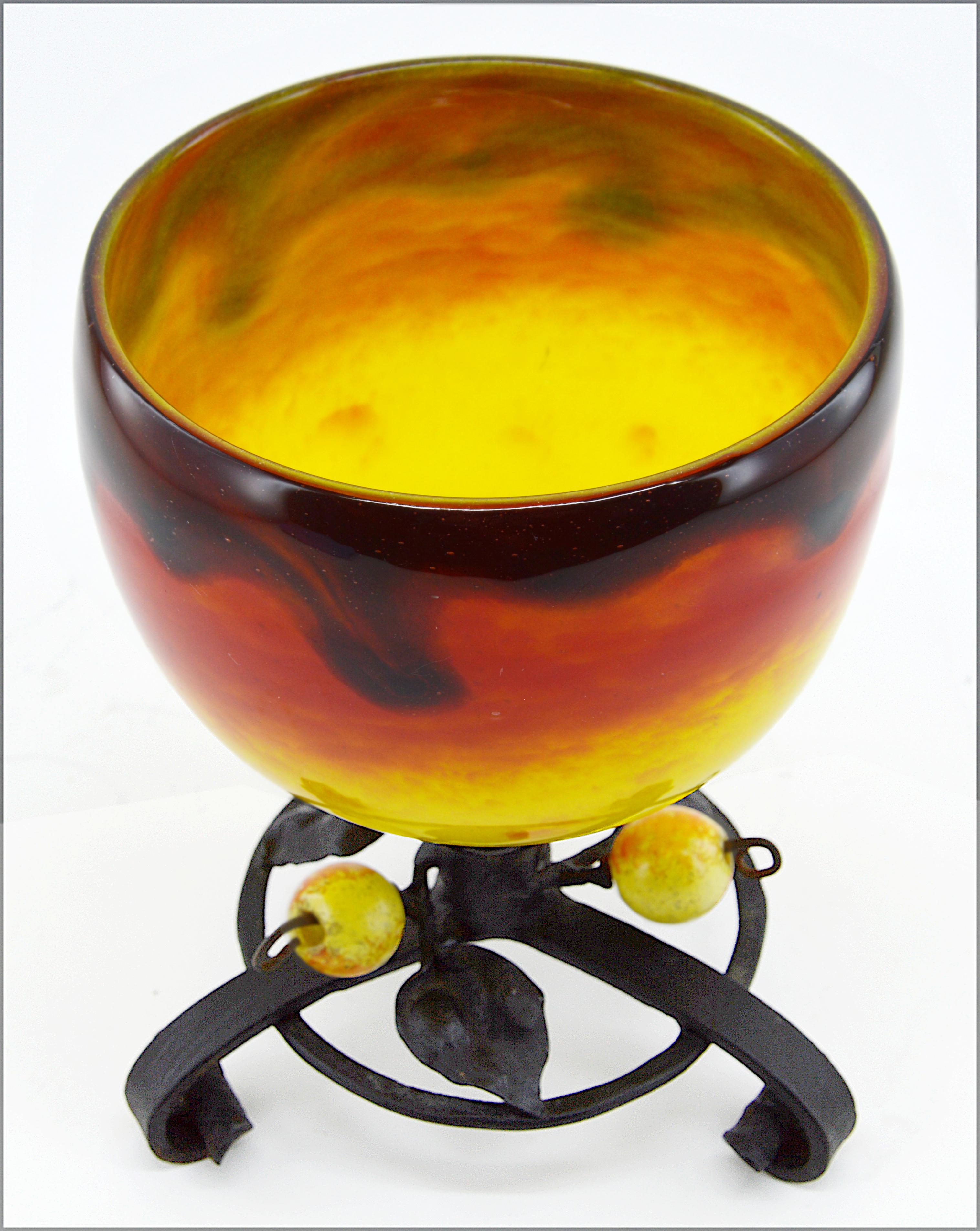 Vaso Art Deco francese di Charles Schneider Epinay-sur-Seine (Paris), 1914-1918. Insolito vaso colorato con colori giallo brillante e arancio ricco sovrapposti a un velo di marrone scuro/nero. Base in ferro battuto realizzata da Schneider in un