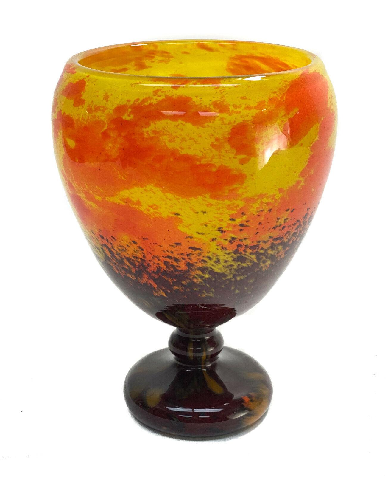 Charles Schneider Vase à pied en verre d'art français tacheté orange et jaune

Teintes jaunes et oranges tachetées avec un rouge marron énorme sur la tige et la base. Signé 