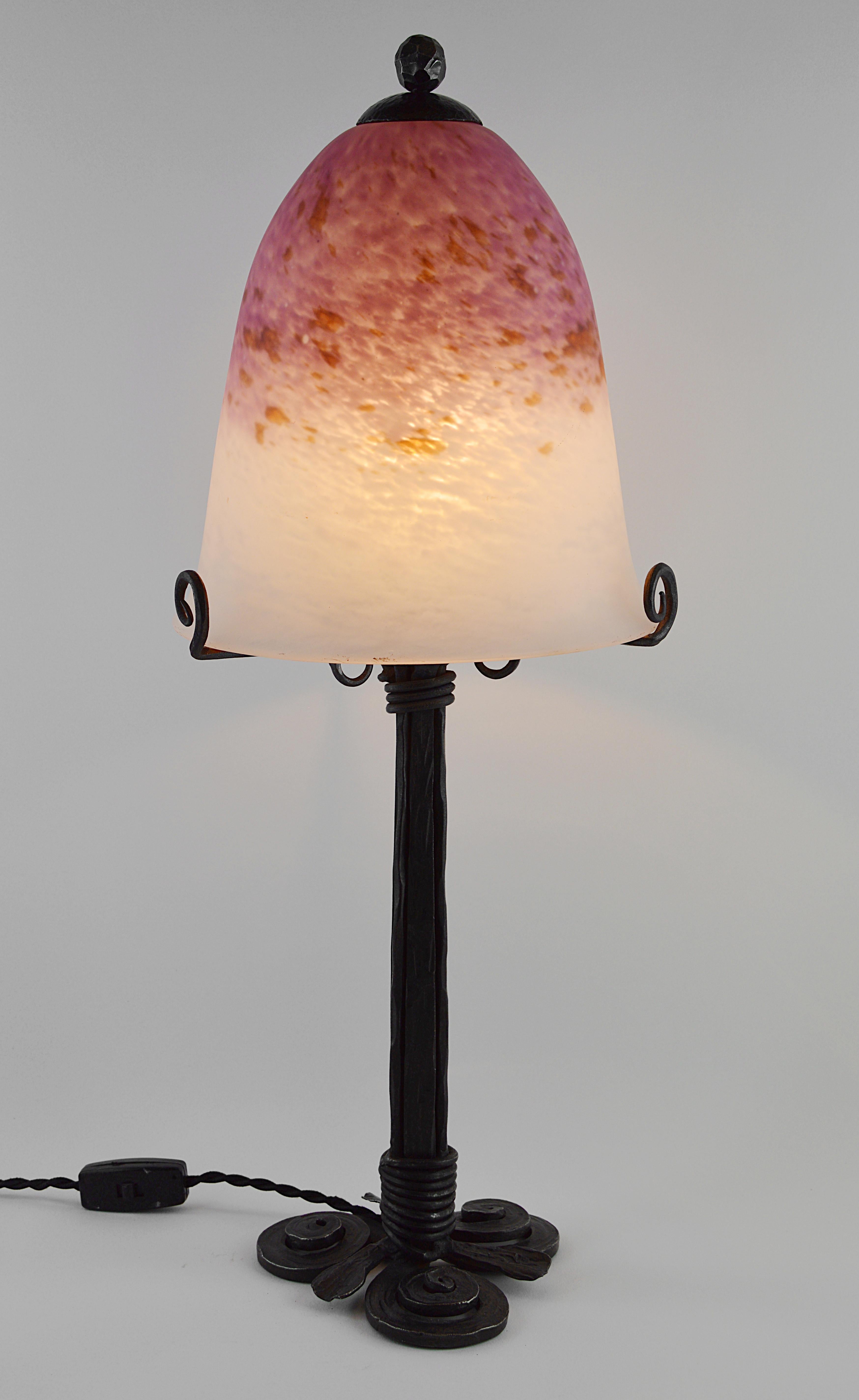 Gran lámpara de sobremesa Art Déco francesa de Charles Schneider, ca. 1920 - Vidrio soplado y hierro forjado.

Esta excepcional lámpara de sobremesa francesa de estilo Art Déco, obra del famoso vidriero Charles Schneider (Epinay-sur-Seine, París),