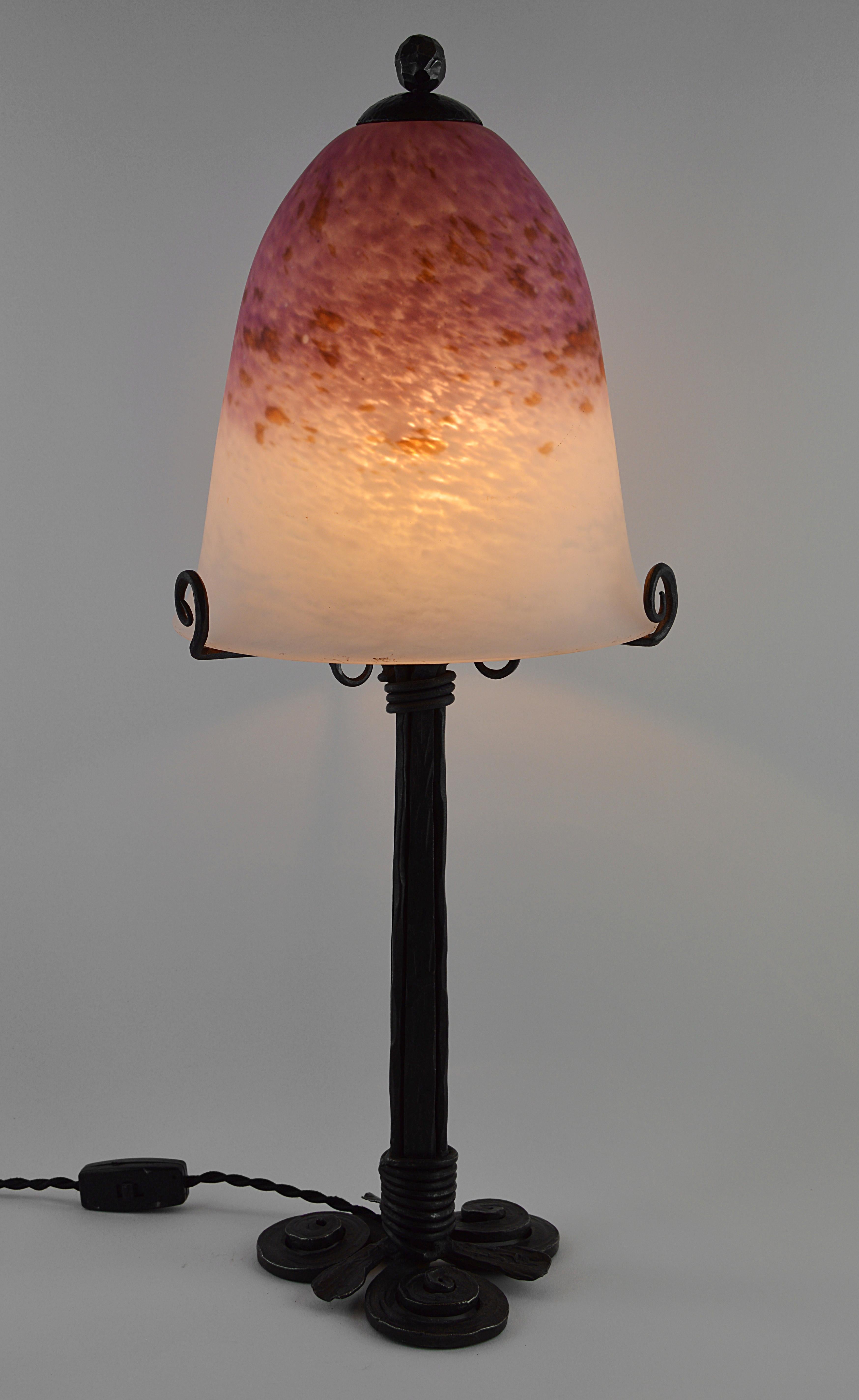 Große französische Art-déco-Tischlampe von Charles Schneider (Epinay-sur-Seine, Paris), Frankreich, ca. 1920. Der Schirm aus mundgeblasenem, geformtem Glas von Charles Schneider steht auf einem schmiedeeisernen Sockel. Der Glasschirm wurde aus