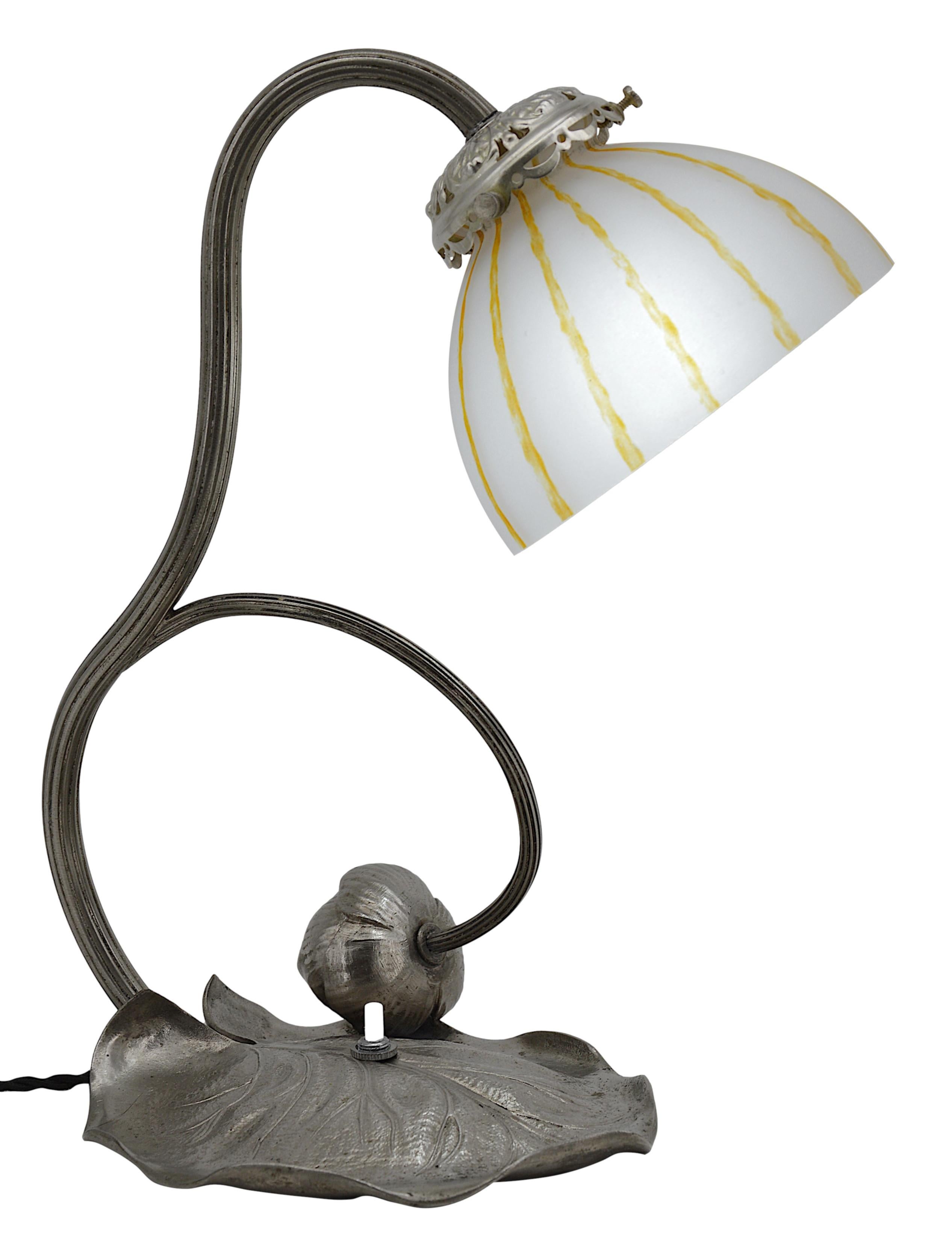 Lámpara francesa Art Decó de escritorio / sobremesa de Charles Schneider (Epinay-sur-Seine, París) para la línea LE VERRE FRANCAIS, Francia, 1919. Esta pantalla de vidrio soplado moldeado, fabricada por Charles Schneider, se presenta sobre una base