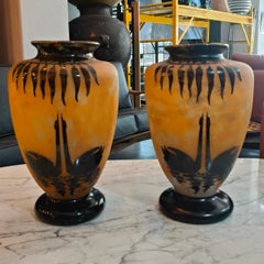 Charles Schneider Le Verre Français Charder, coppia di vasi da fiori grandi "Cygnes"