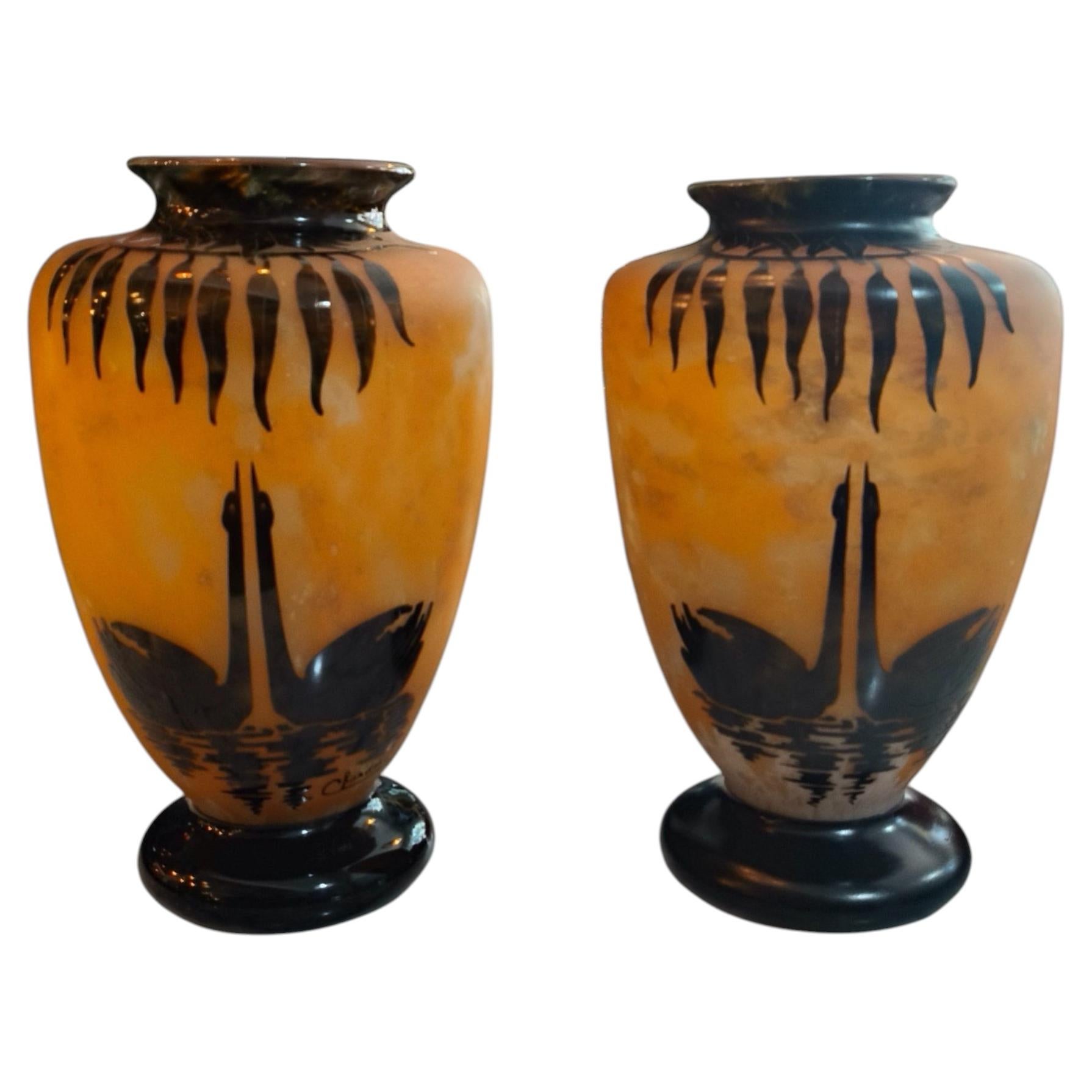 Charles Schneider Le Verre Français Charder, ein Paar großer „Cygnes“-Blumenvasen im Angebot
