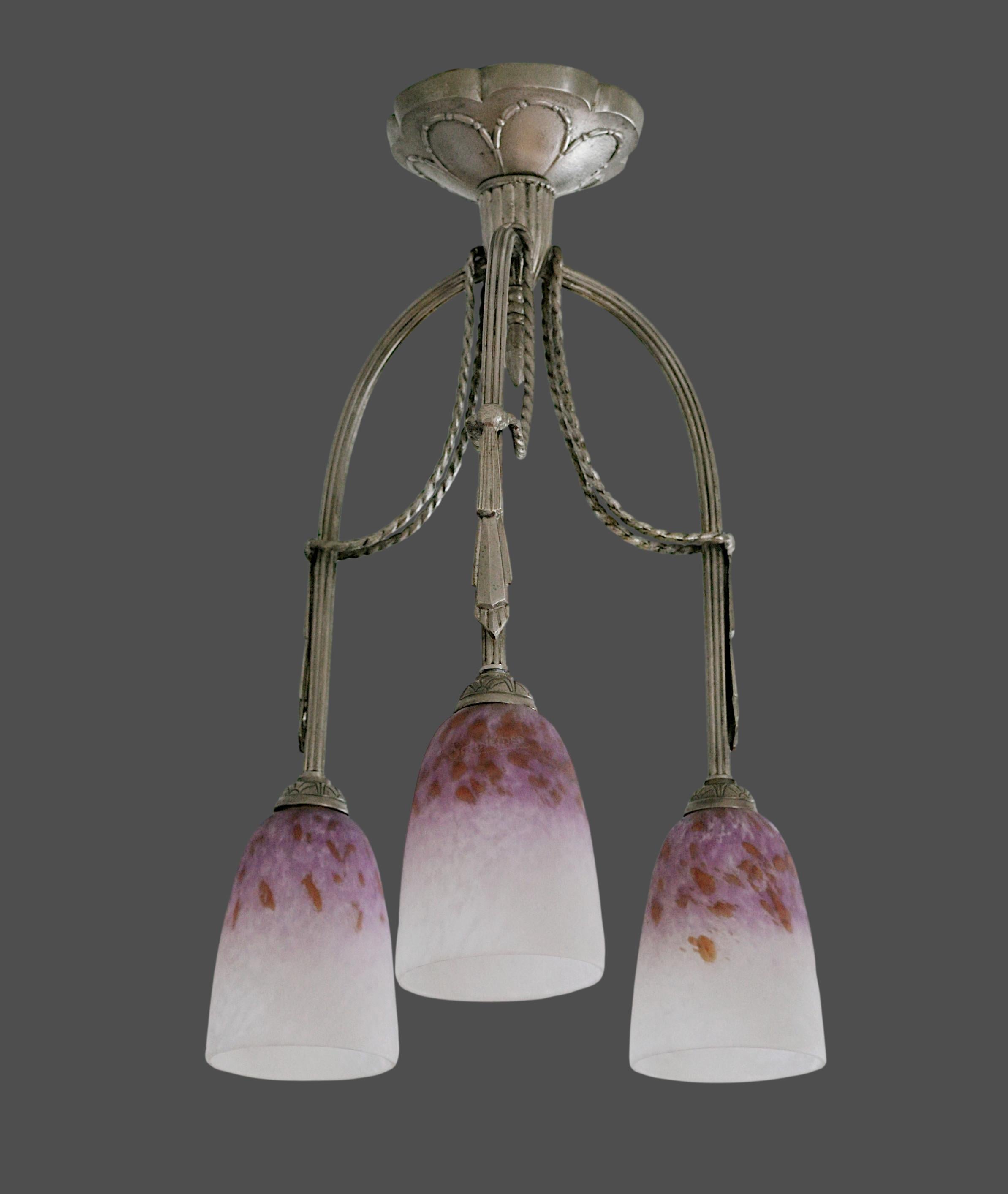 Lampadario Art Deco francese di Charles Schneider, Epinay-sur-Seine, 1924-1928. Questo splendido lampadario francese in stile Art Déco, progettato dal famoso Charles Schneider, presenta tre paralumi in vetro screziato con una tecnica unica in cui le