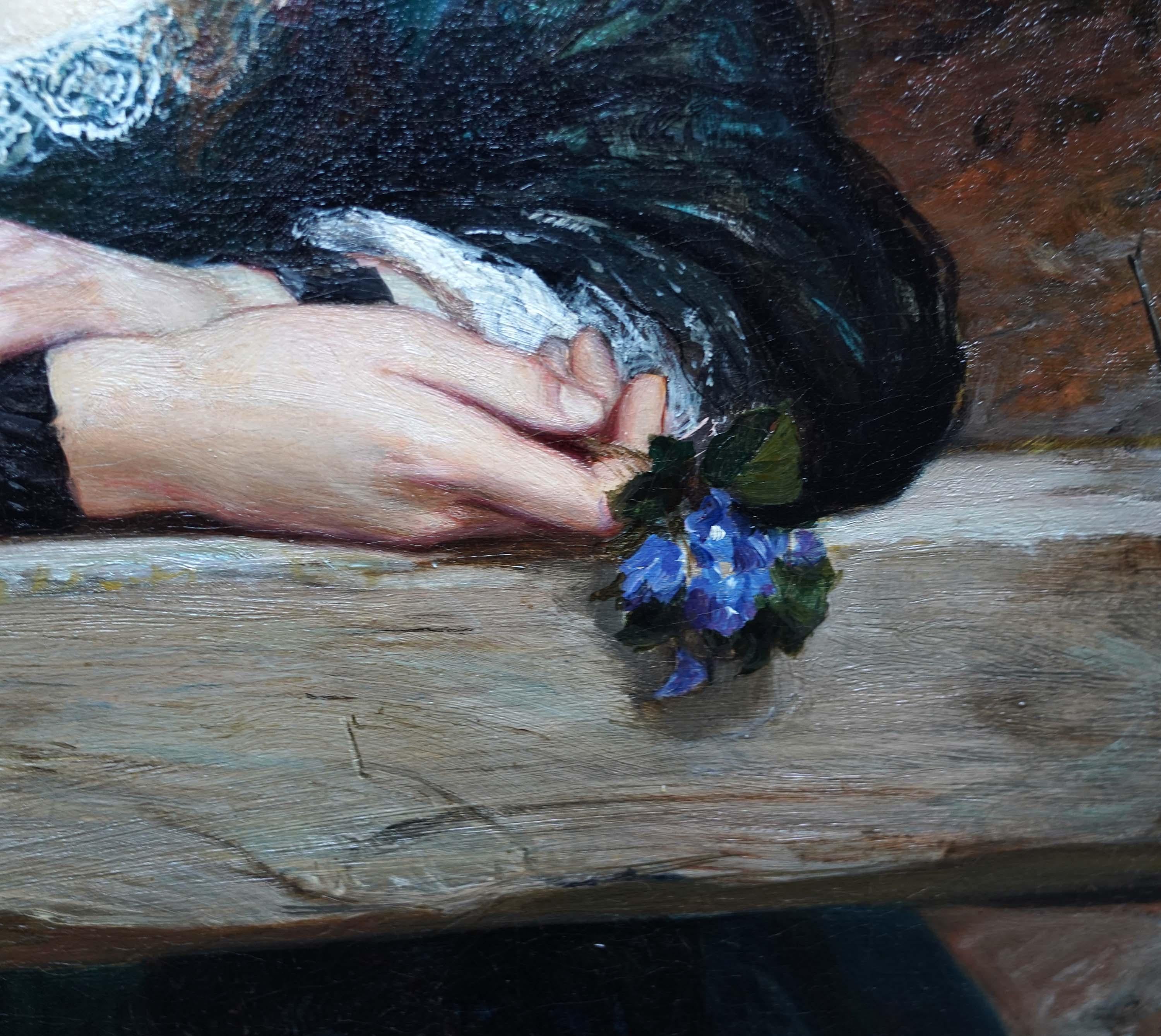 Questo affascinante ritratto britannico vittoriano dipinto a olio è opera del noto artista Charles Sillem Lidderdale. Dipinto nel 1872, è un ritratto a mezza lunghezza di una bella donna giovane che appoggia i gomiti su una staccionata con alberi