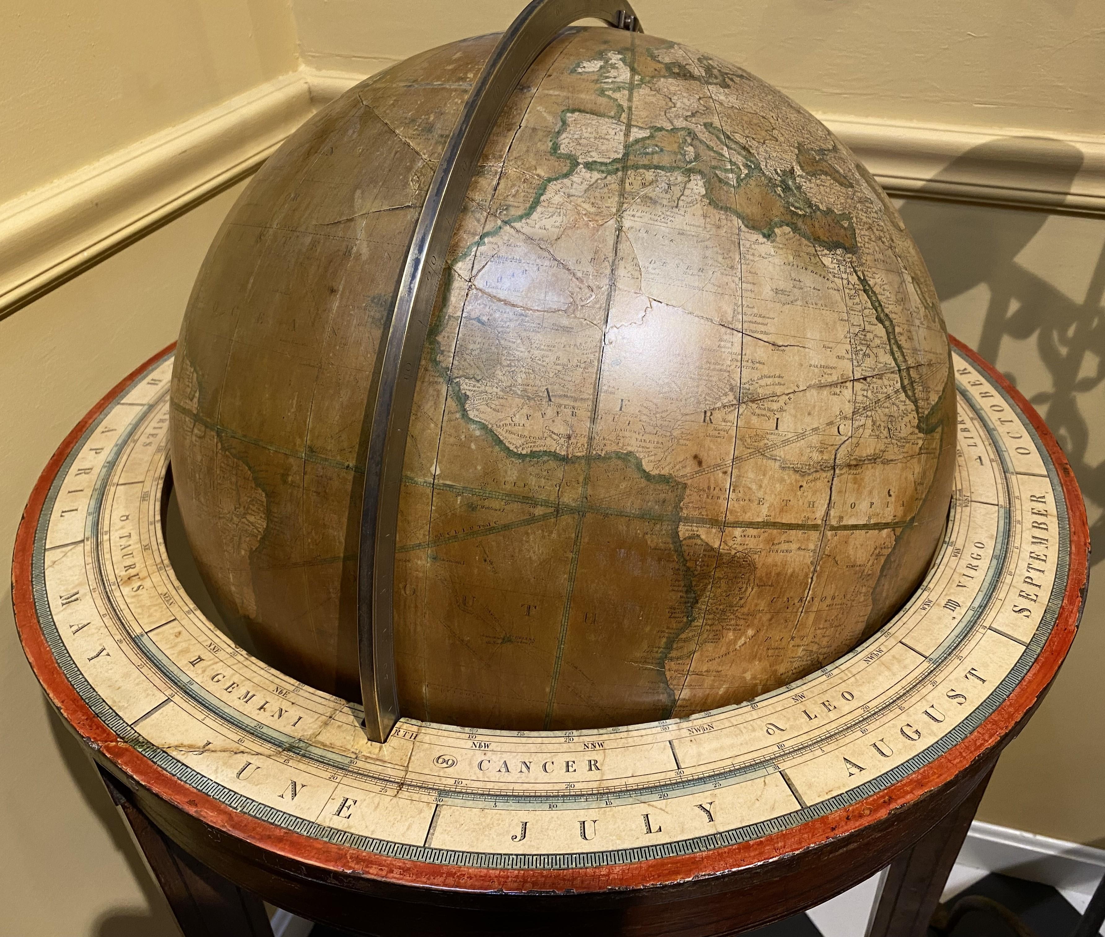 Laiton Charles Smith & Son Globe terrestre de 18 pouces sur pied avec boussole circa 1845-48 en vente
