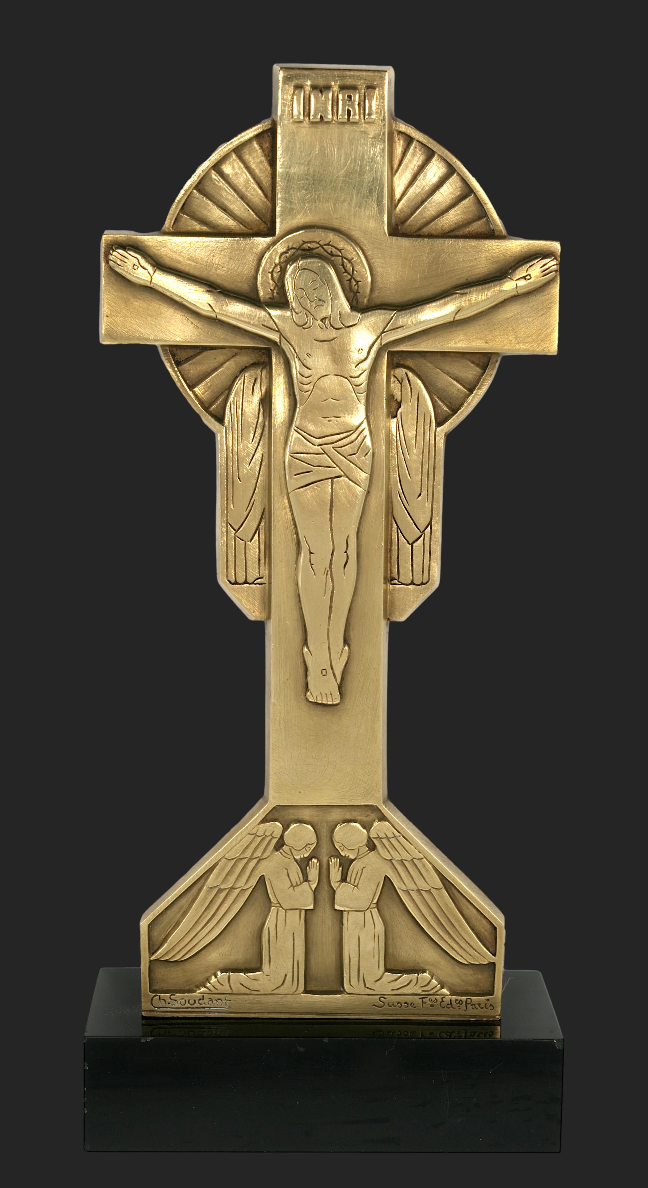 Crucifix en bronze Art déco de Charles SOUDANT, France, années 1930. Très beau Christ stylisé entouré d'une auréole. À ses côtés, Marie et Marie-Madeleine. En bas-relief, les archanges Michel et Gabriel. Toute la scène est éclairée par un halo de