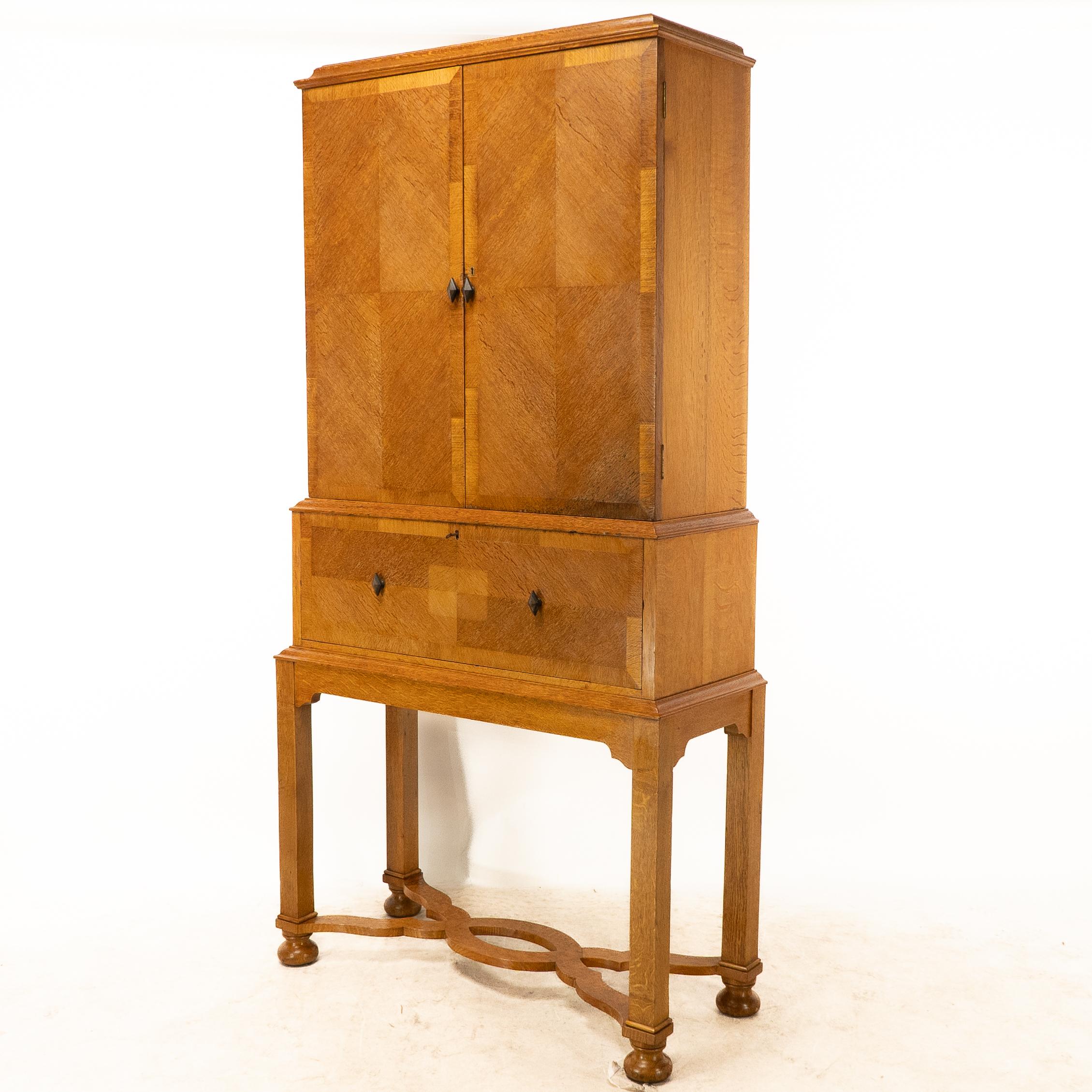 Arts and Crafts Cabinet secretaire en chêne avec brancards serpentins de Charles Spooner Arts & Crafts  en vente