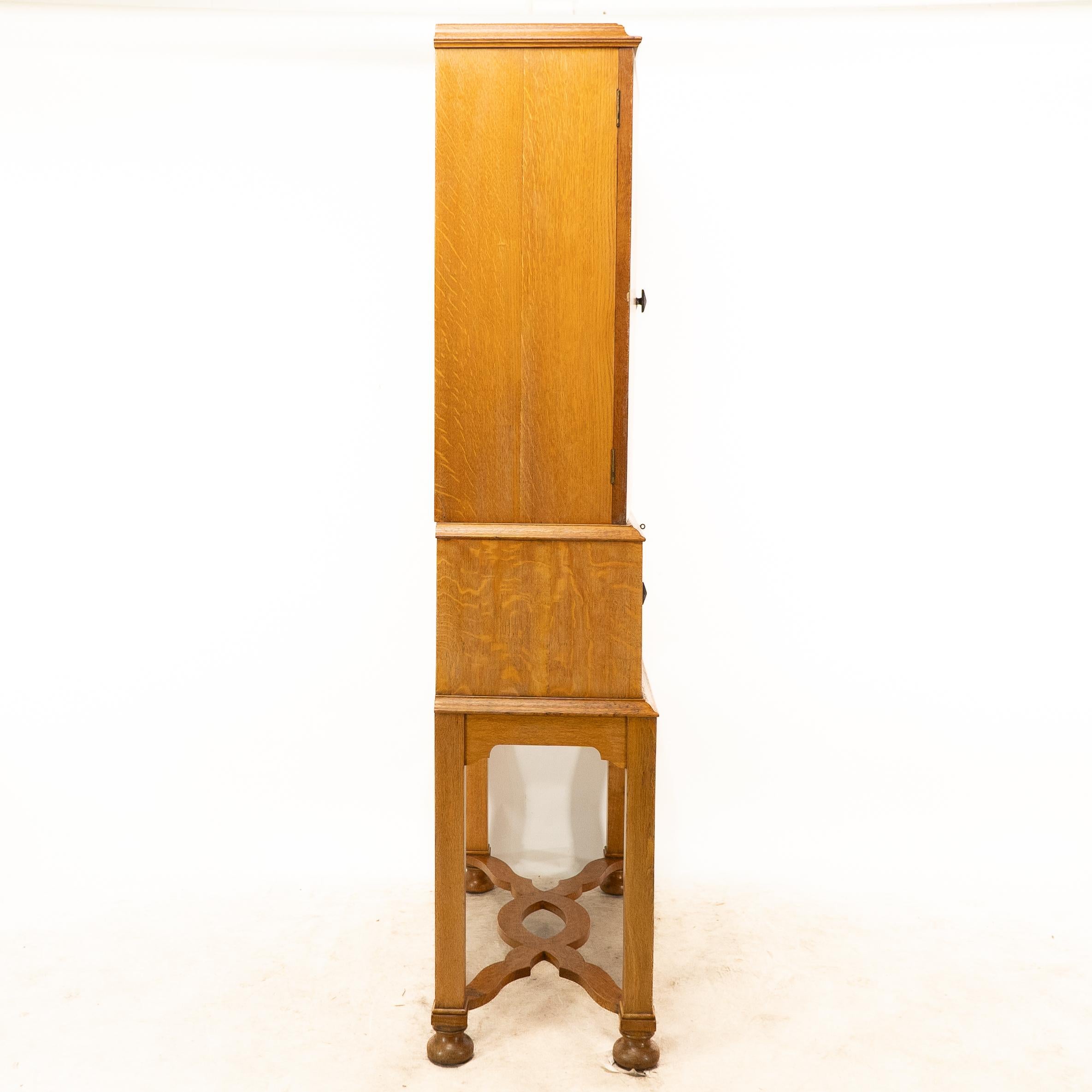 Fait main Cabinet secretaire en chêne avec brancards serpentins de Charles Spooner Arts & Crafts  en vente