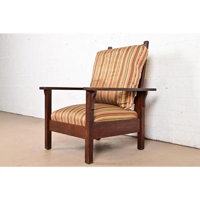 Excepcional sillón reclinable Morris antiguo de época Mission Arts & Crafts

Por Charles Stickley

EEUU, circa 1910

Estructura de roble macizo aserrado en cuarto, con cojines de asiento y respaldo tapizados.

Medidas: 30,75