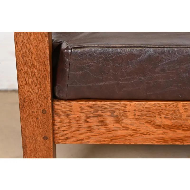 Charles Stickley Sofá antiguo Mission Arts & Crafts Settle de roble, circa 1900 en venta 3