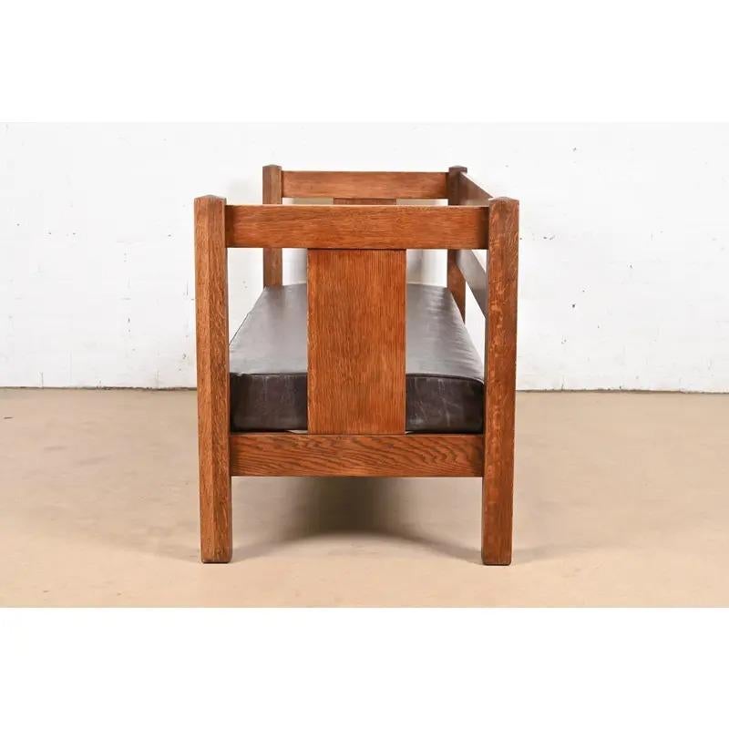 Charles Stickley Sofá antiguo Mission Arts & Crafts Settle de roble, circa 1900 en venta 4
