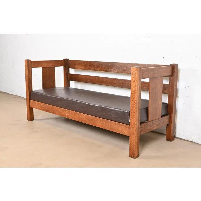 Un hermoso sofá o banco de época Mission o Arts & Crafts

Por Charles Stickley

EE.UU., principios del siglo XX

Roble aserrado en cuarto, con cojín de asiento tapizado.

Medidas: 72