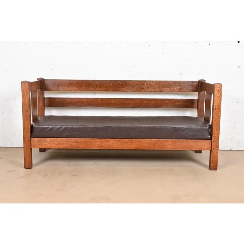 Charles Stickley Sofá antiguo Mission Arts & Crafts Settle de roble, circa 1900 Artes y manualidades en venta