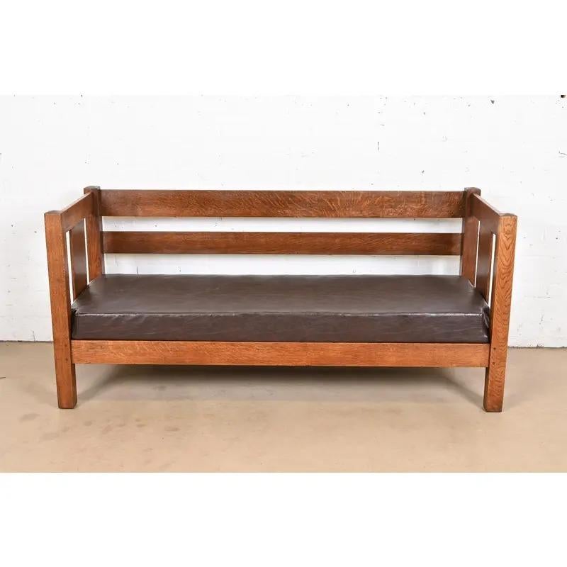 Charles Stickley Sofá antiguo Mission Arts & Crafts Settle de roble, circa 1900 Estadounidense en venta