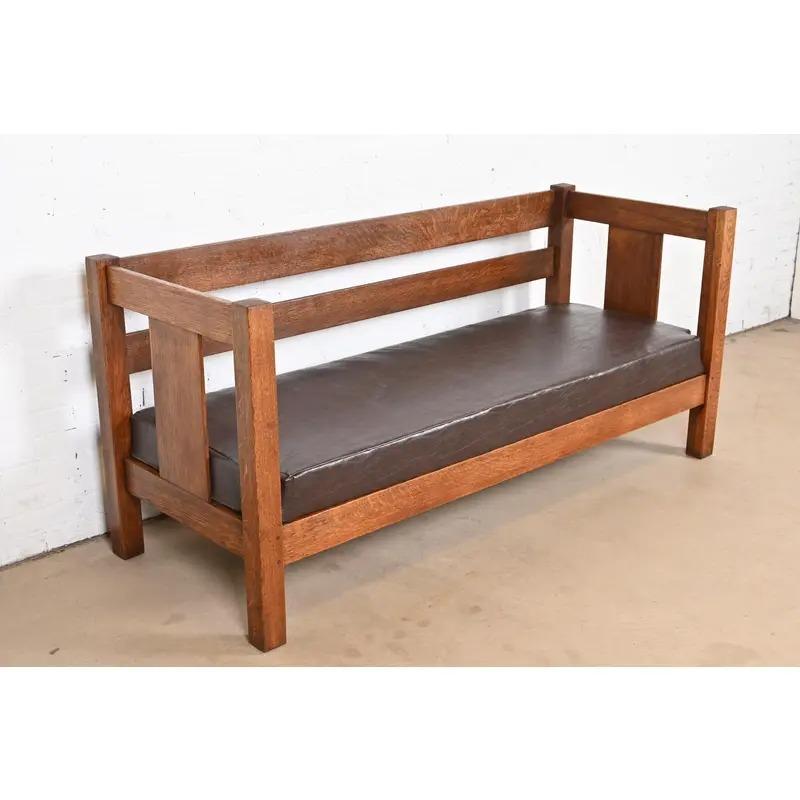 Charles Stickley Sofá antiguo Mission Arts & Crafts Settle de roble, circa 1900 en Bueno estado para la venta en South Bend, IN