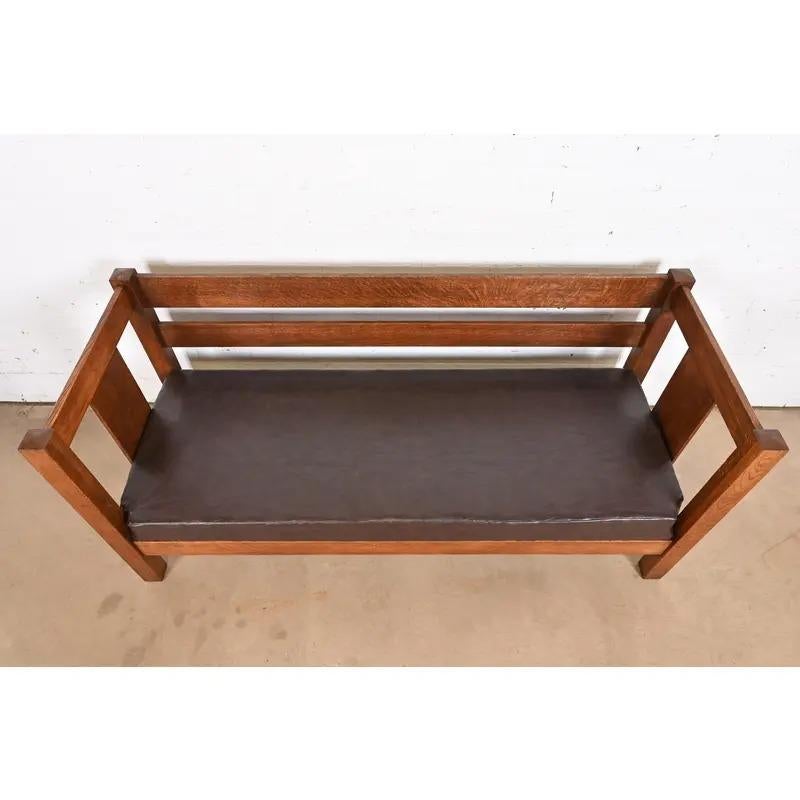 Charles Stickley Sofá antiguo Mission Arts & Crafts Settle de roble, circa 1900 siglo XX en venta