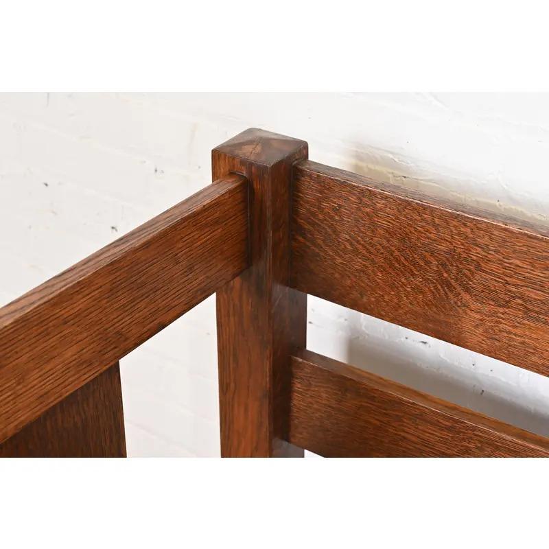 Charles Stickley Sofá antiguo Mission Arts & Crafts Settle de roble, circa 1900 en venta 2