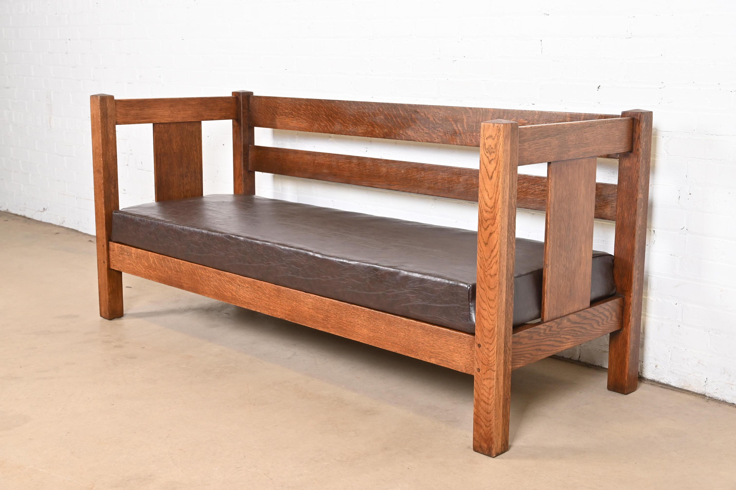 Ein schönes Sofa oder eine Bank aus der Zeit der Mission oder des Arts & Crafts

Von Charles Stickley

USA, Anfang 20. Jahrhundert

Eiche gesägt, mit gepolstertem Sitzkissen.

Maße: 72 