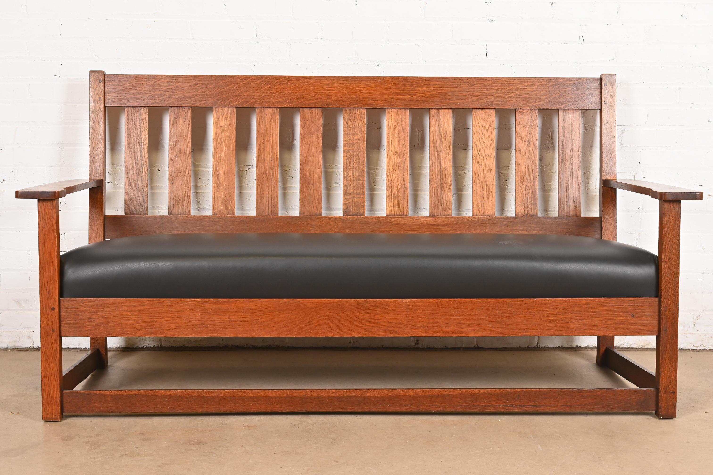 Un magnifique canapé ou banc d'époque Mission ou Arts & Crafts.

Par Charles Stickley (signature au dos du canapé)

États-Unis d'Amérique, début du 20e siècle

Chêne scié sur quartier, avec coussin d'assise en cuir noir.

Dimensions : 73,63 