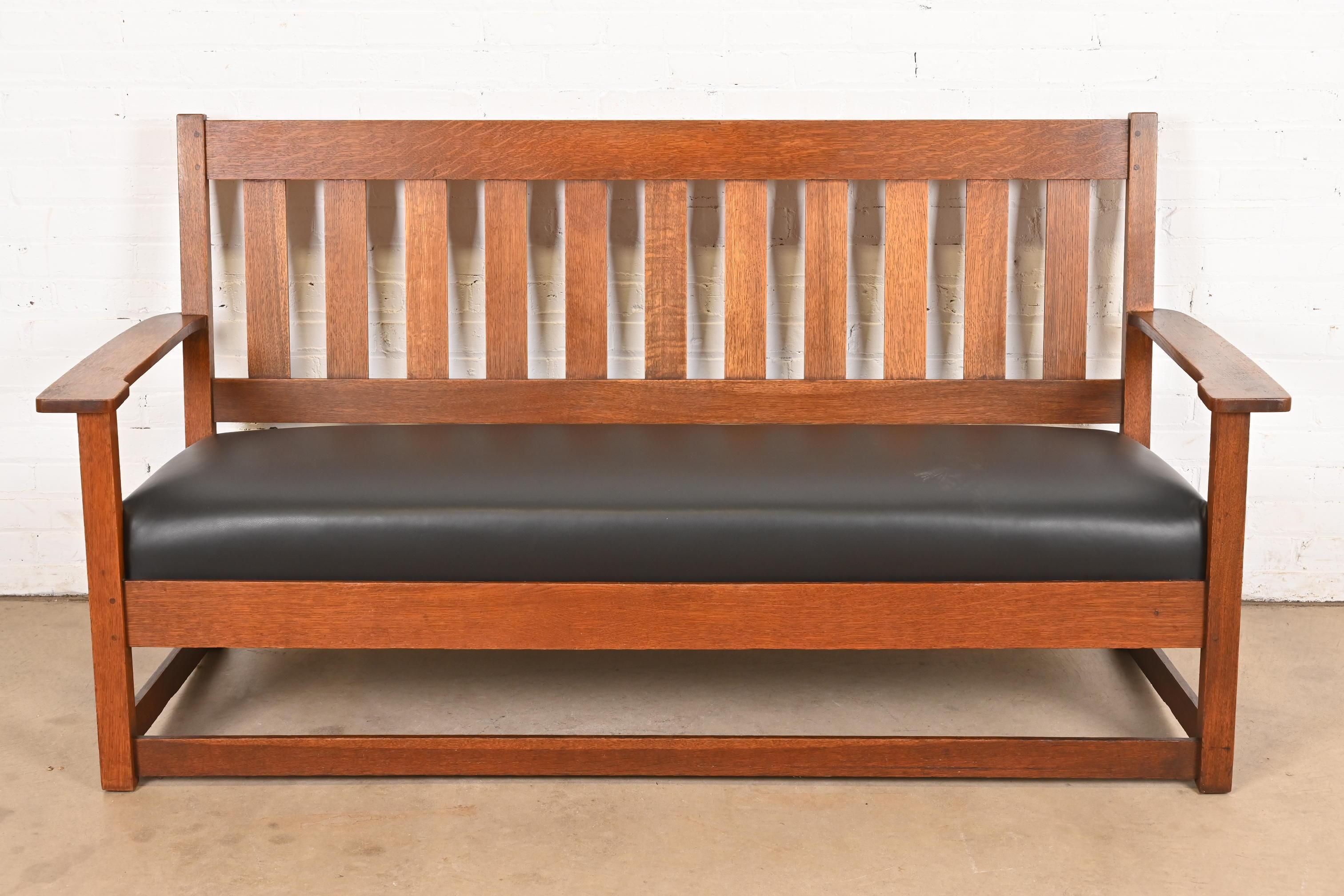 Arts and Crafts Canapé ou banc Arts & Crafts Mission en chêne ancien Charles Stickley en vente