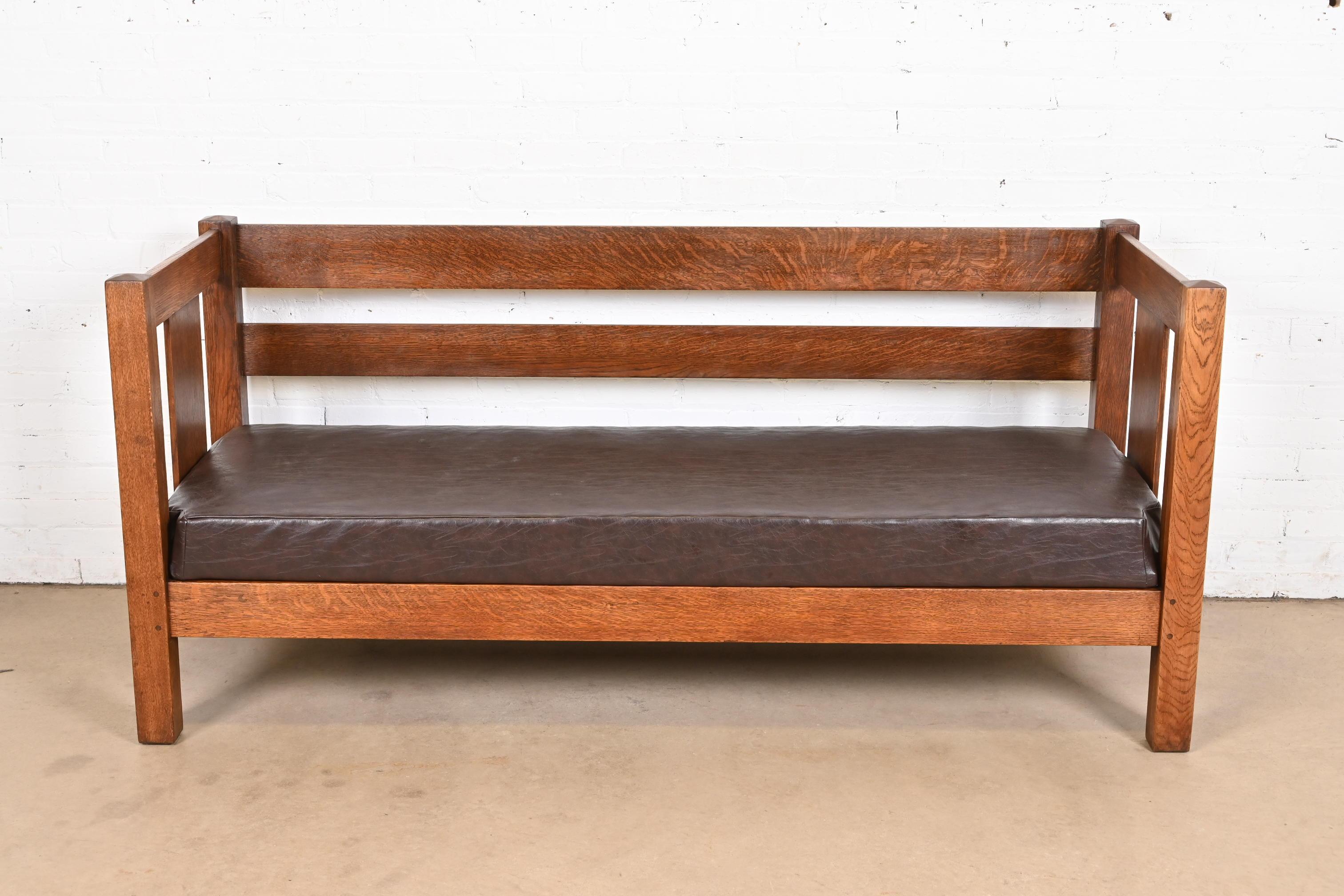 Charles Stickley Antique Mission Oak Arts & Crafts Settle Sofa oder Bank (amerikanisch) im Angebot
