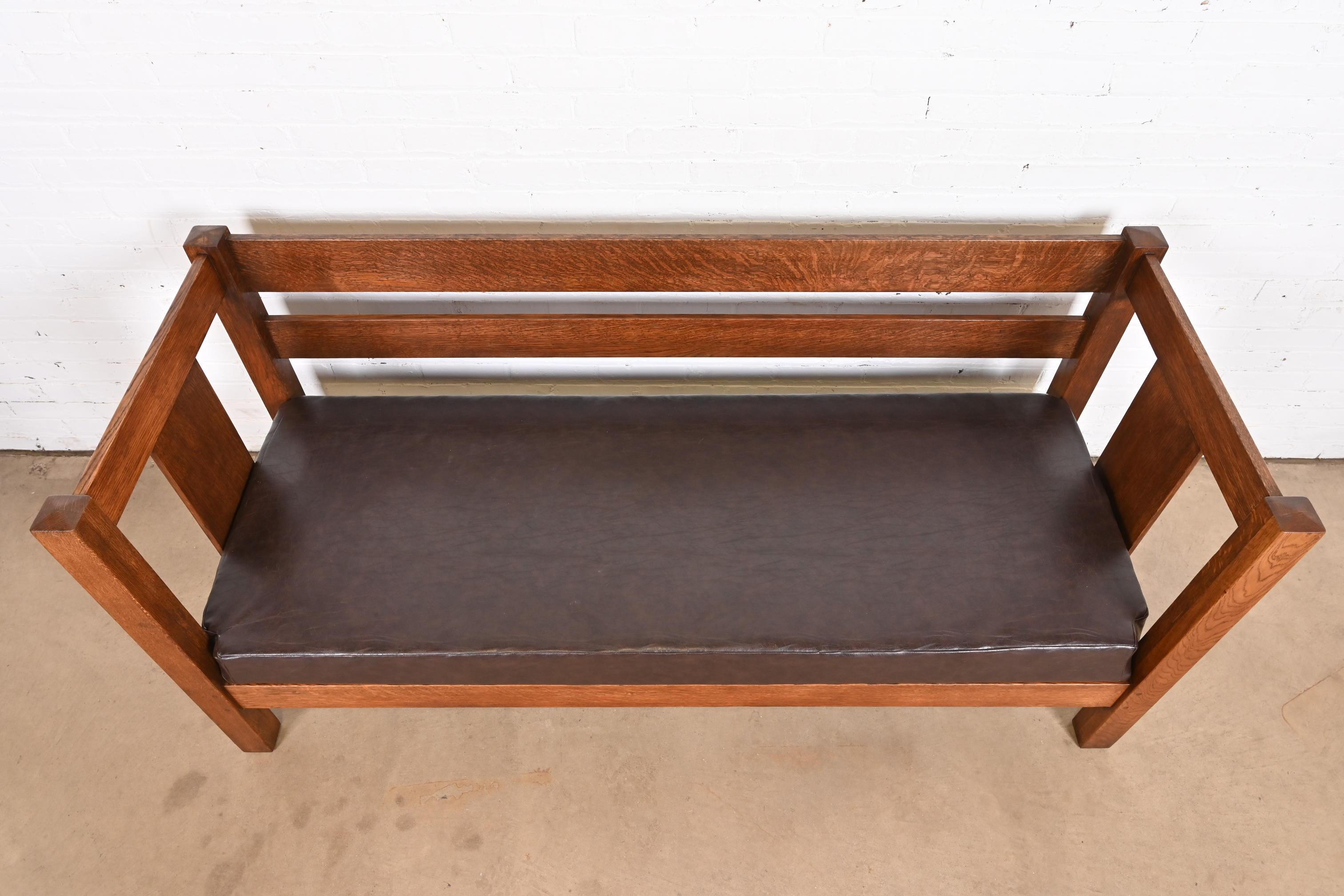 Charles Stickley Antique Mission Oak Arts & Crafts Settle Sofa oder Bank (20. Jahrhundert) im Angebot