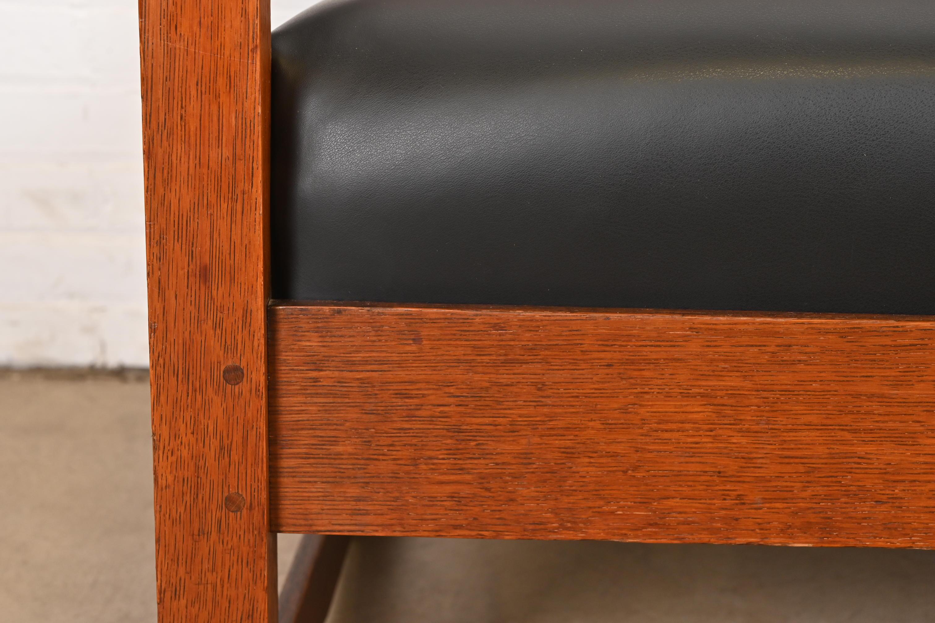 Cuir Canapé ou banc Arts & Crafts Mission en chêne ancien Charles Stickley en vente