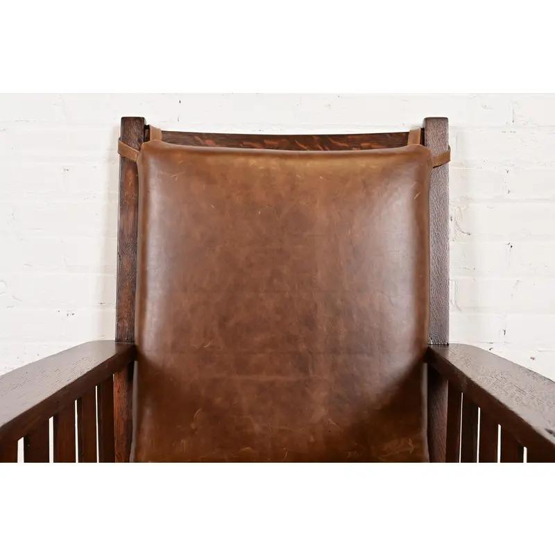 Charles Stickley Antike Eiche Arts & Crafts Lounge Chair, neu lackiert (Leder) im Angebot