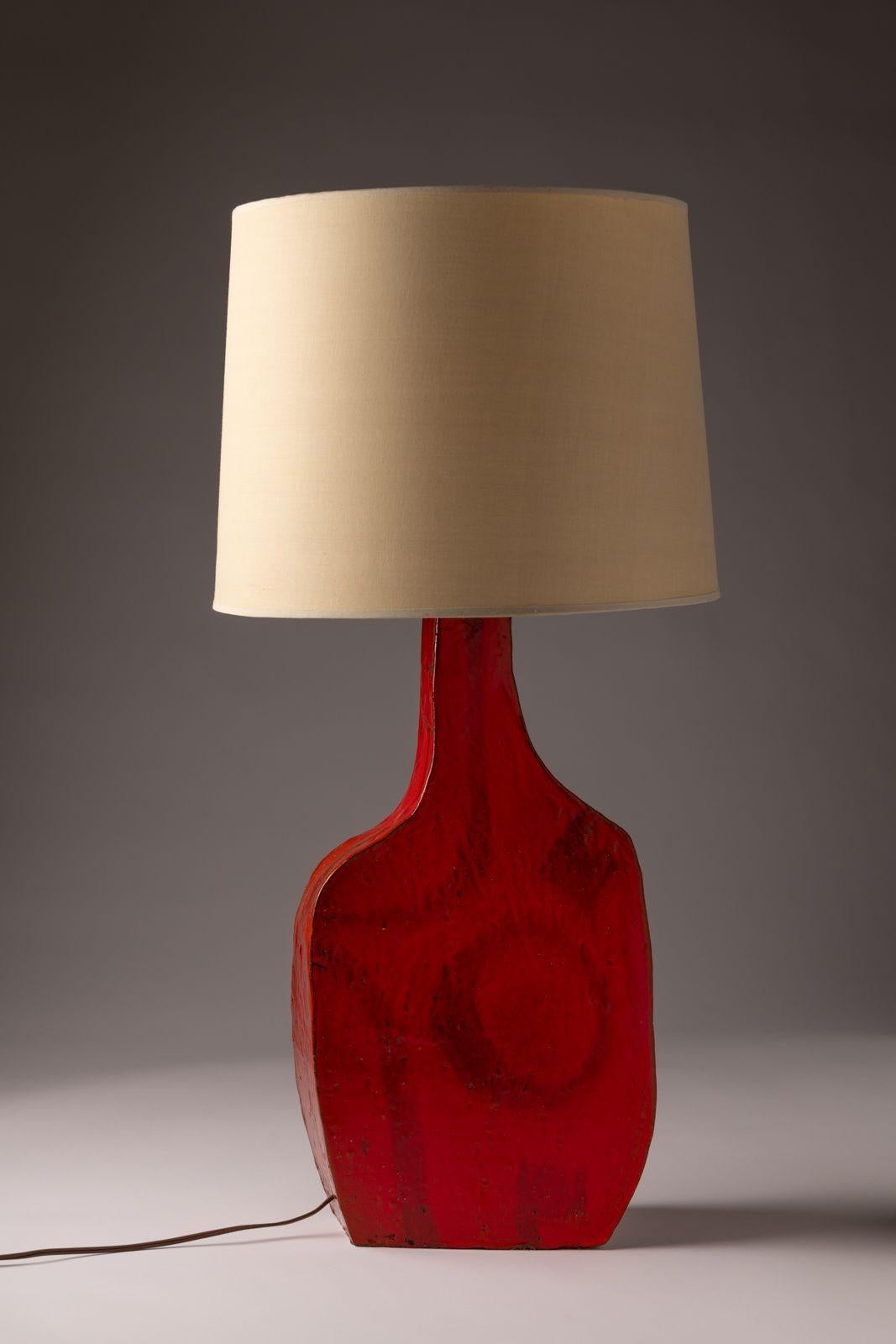 Diese asymmetrische Studio-Keramik-Tischlampe von Charles Sucsan ist ein fesselndes Stück Design aus den 1960er Jahren. Mit ihrer leuchtend roten Glasur zeigt die Lampe das für Sucsan typische künstlerische Flair und die Liebe zum Detail. Seine