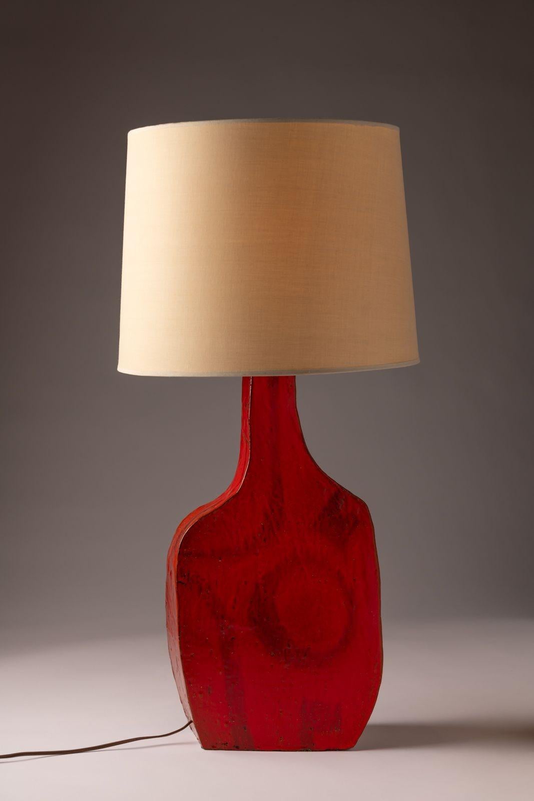 Charles Sucsan Asymmetrische Studio-Keramik-Tischlampe in lebhaft roter Glasur, 1960er Jahre (Moderne der Mitte des Jahrhunderts) im Angebot
