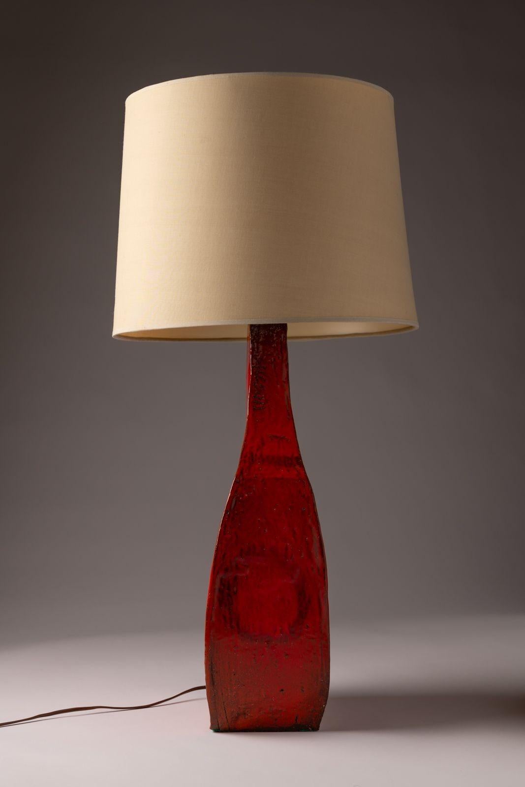 Charles Sucsan Asymmetrische Studio-Keramik-Tischlampe in lebhaft roter Glasur, 1960er Jahre (Französisch) im Angebot