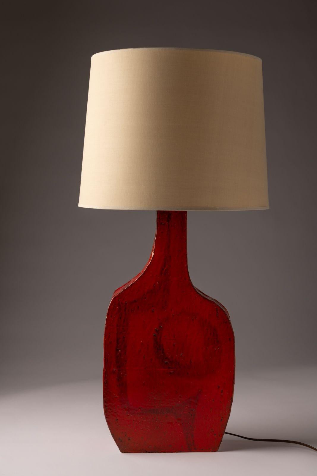 Charles Sucsan Asymmetrische Studio-Keramik-Tischlampe in lebhaft roter Glasur, 1960er Jahre (Glasiert) im Angebot