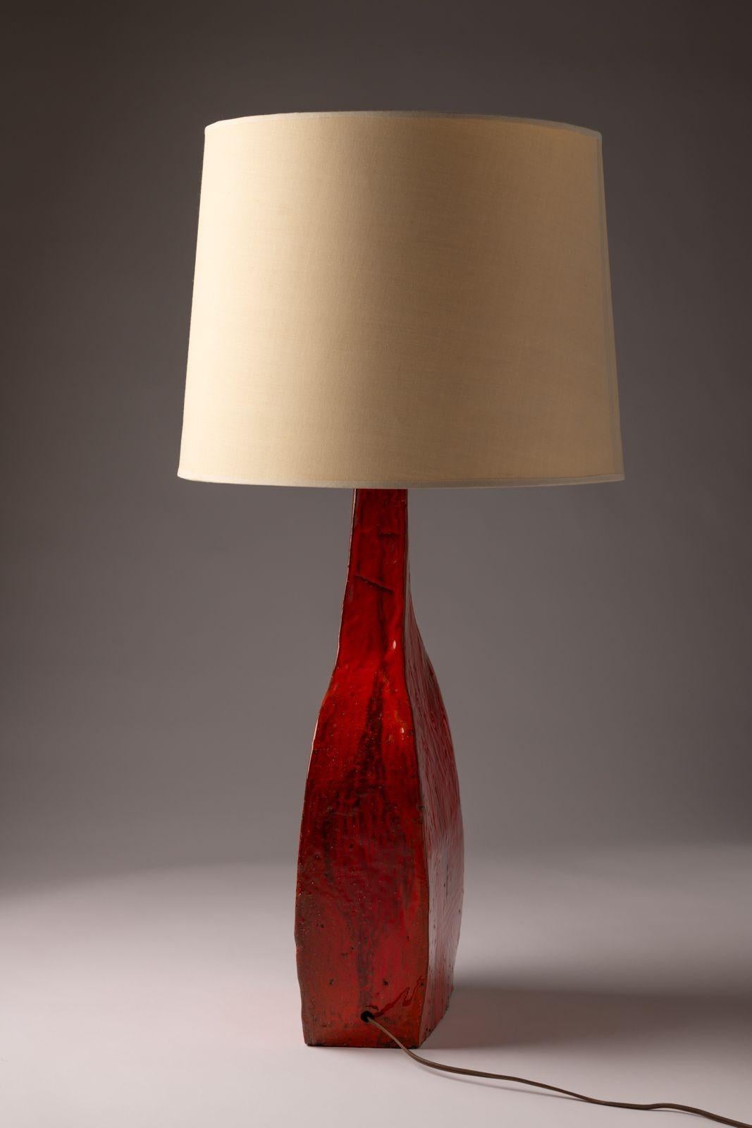 Charles Sucsan Asymmetrische Studio-Keramik-Tischlampe in lebhaft roter Glasur, 1960er Jahre im Zustand „Gut“ im Angebot in Dallas, TX