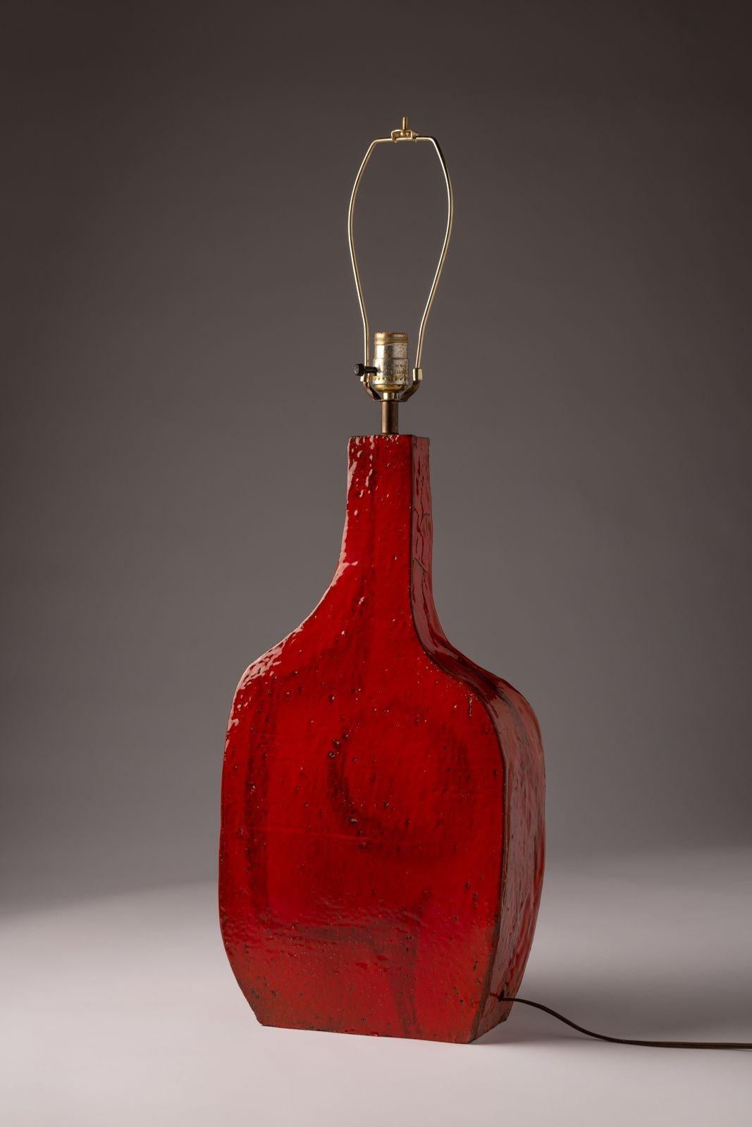 Charles Sucsan Asymmetrische Studio-Keramik-Tischlampe in lebhaft roter Glasur, 1960er Jahre (20. Jahrhundert) im Angebot