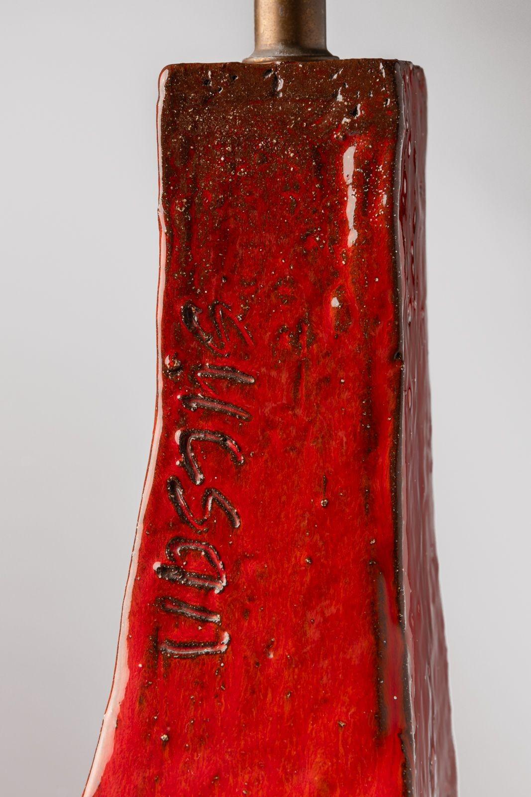 Charles Sucsan Asymmetrische Studio-Keramik-Tischlampe in lebhaft roter Glasur, 1960er Jahre im Angebot 1