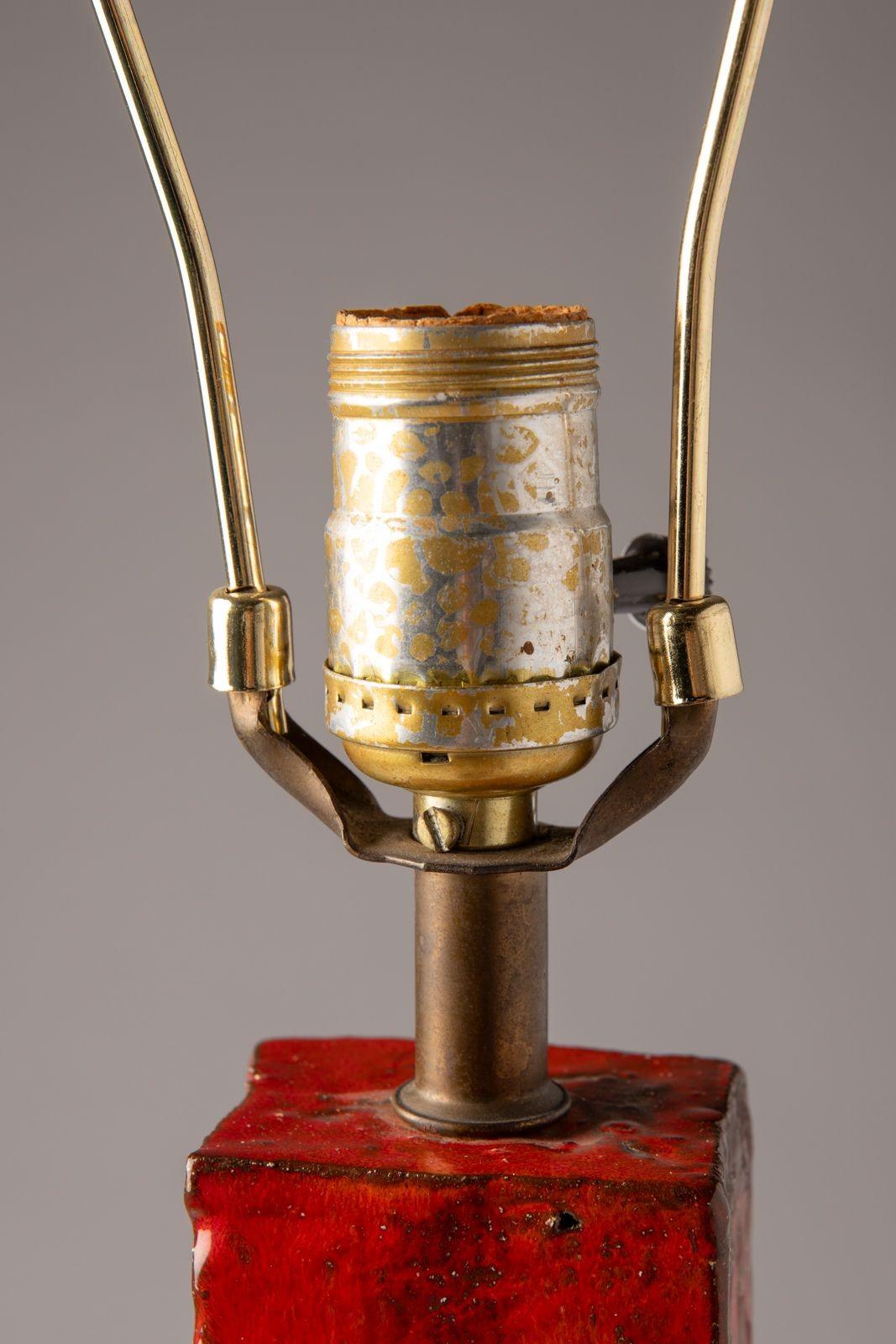 Charles Sucsan Asymmetrische Studio-Keramik-Tischlampe in lebhaft roter Glasur, 1960er Jahre im Angebot 2