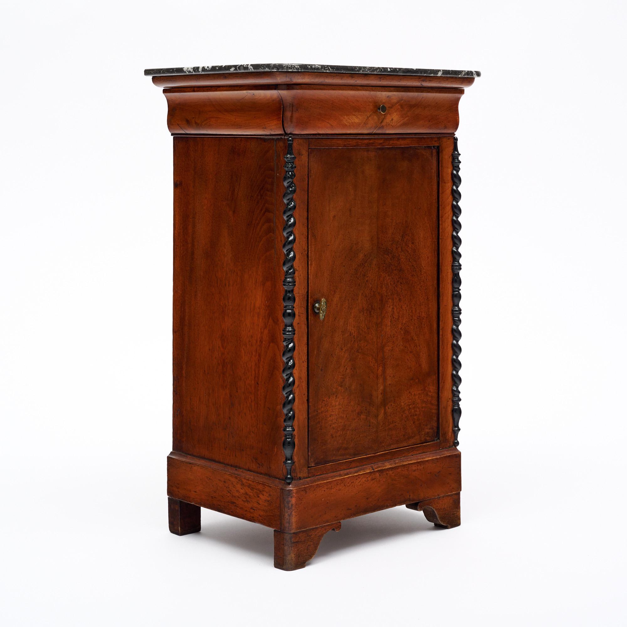 Table d'appoint française d'époque Charles X, en noyer massif. Finition frottée à la main à la cire d'abeille, avec un plateau intact et original en marbre veiné Sainte-Anne provenant des Alpes françaises. L'élégant meuble présente des éléments