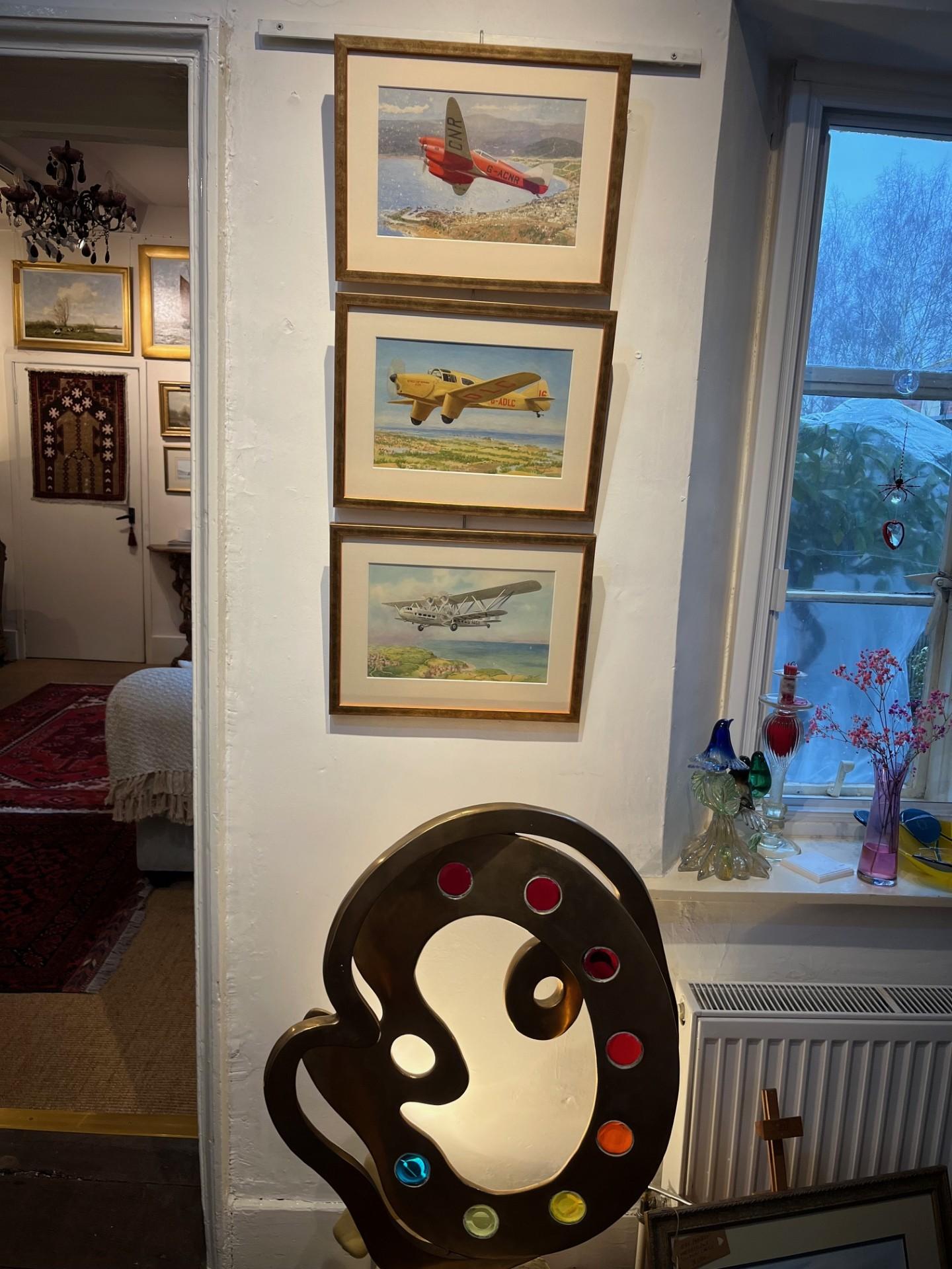 Début du vingtième siècle Aviation Vintage Aircraft Airplane Encadré Peintures à la gouache.
Trois peintures du célèbre Artiste et Illustrateur Charles Thomas Howard. Elles ont toutes été peintes pour être publiées comme cartes postales, il s'agit