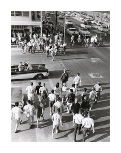 Foule sur une plage animée, États-Unis, années 1950-60